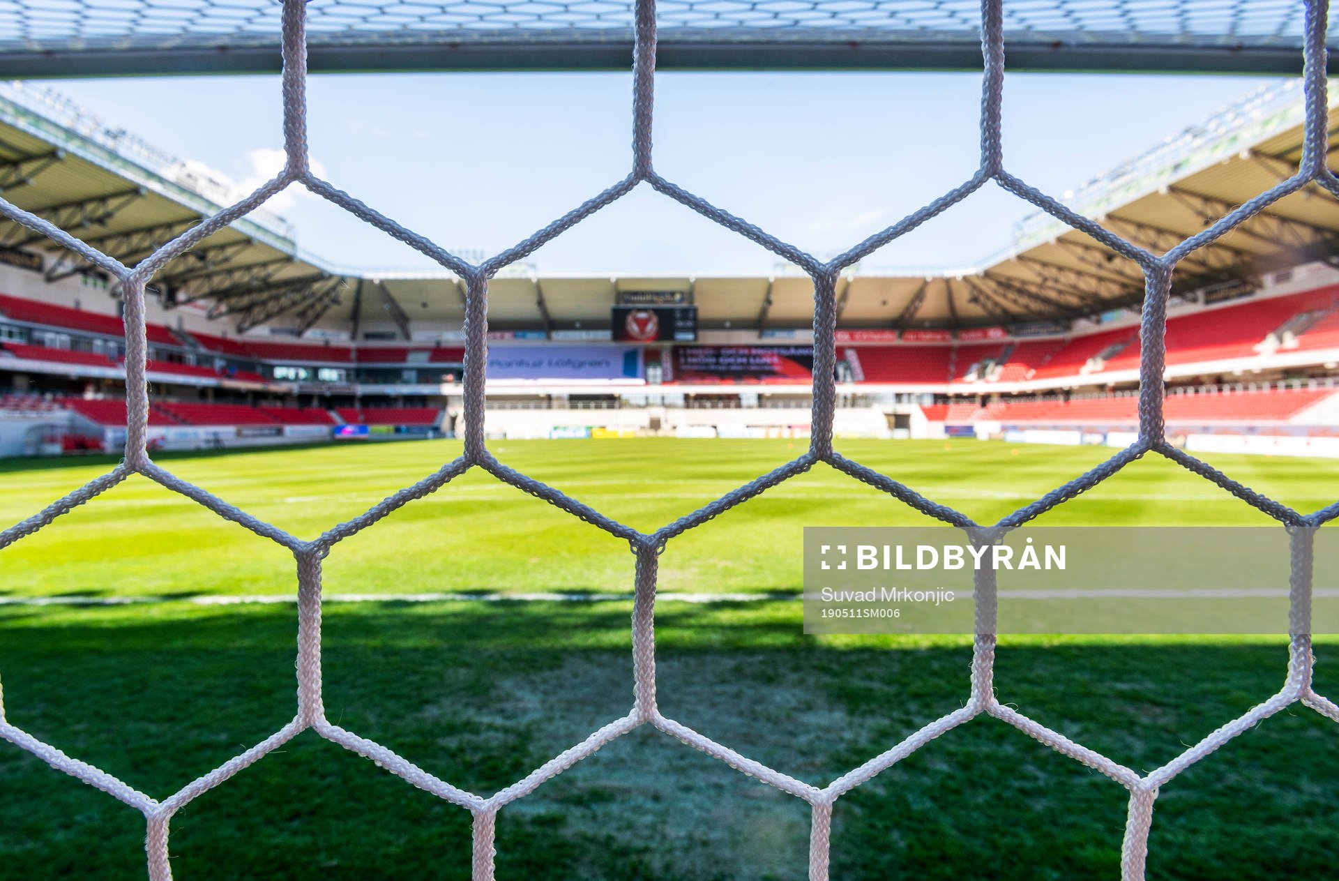 Nätmaskorna på ena målet på Guldfågeln Arena