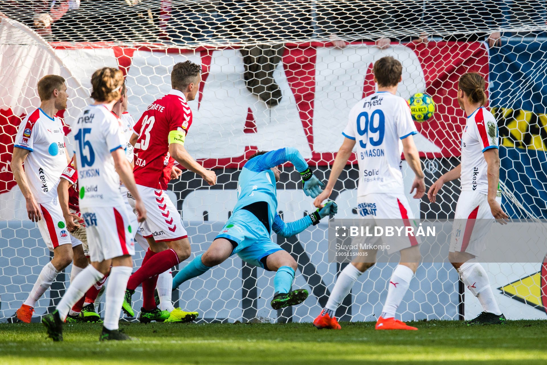 Kalmars Viktor Elm gör mål bakom Helsingborgs målvakt
