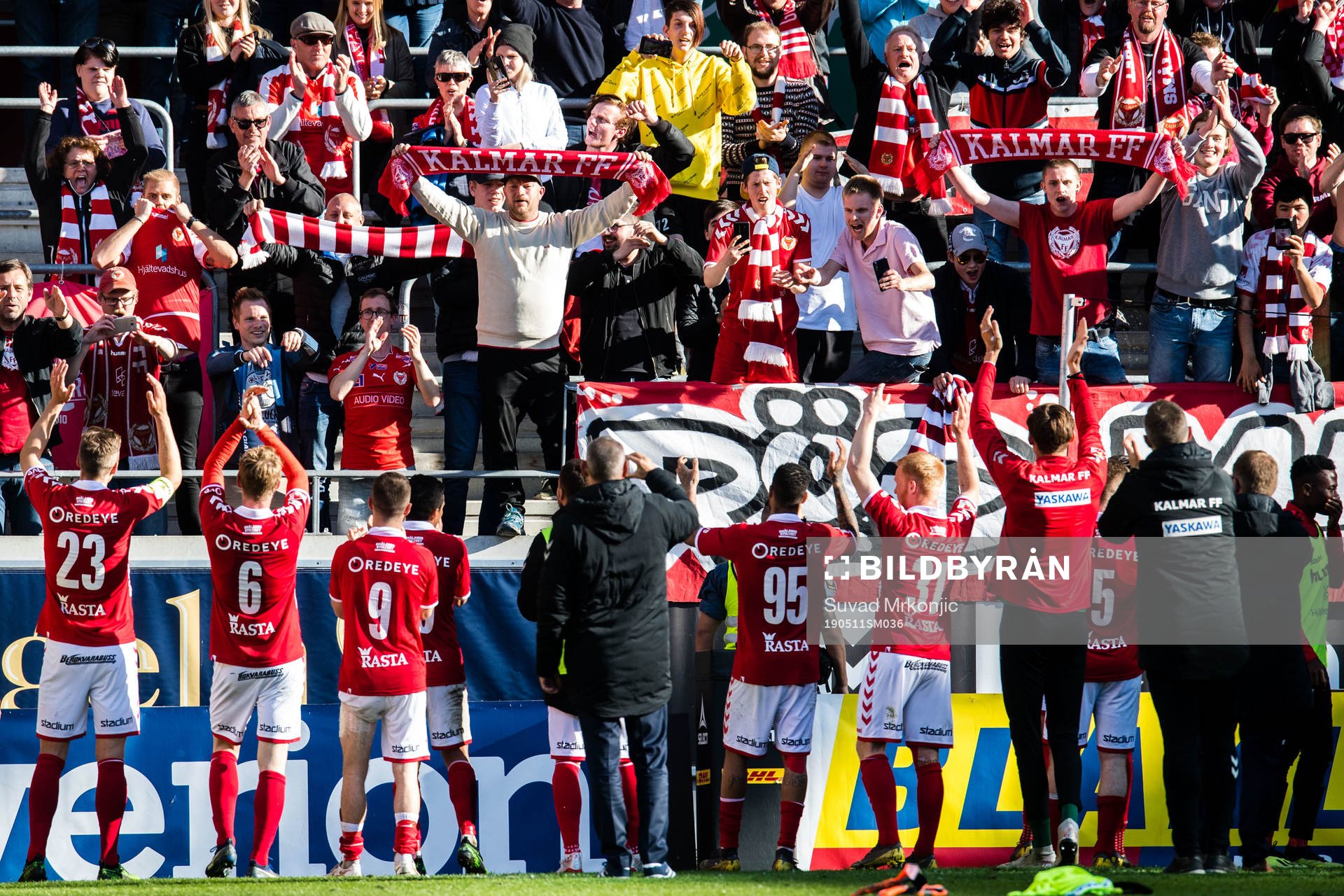 Kalmars spelare jublar framför publiken efter fotbollsmatchen i Allsvenskan mellan Kalmar och Helsingborg den 11 maj 2019 i Kalmar.