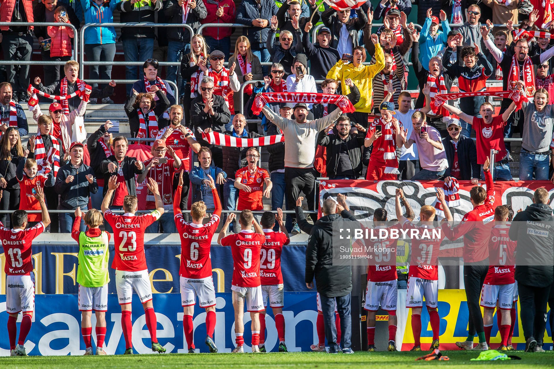 Kalmars Viktor Elm jublar med lagkamrater och supportrar