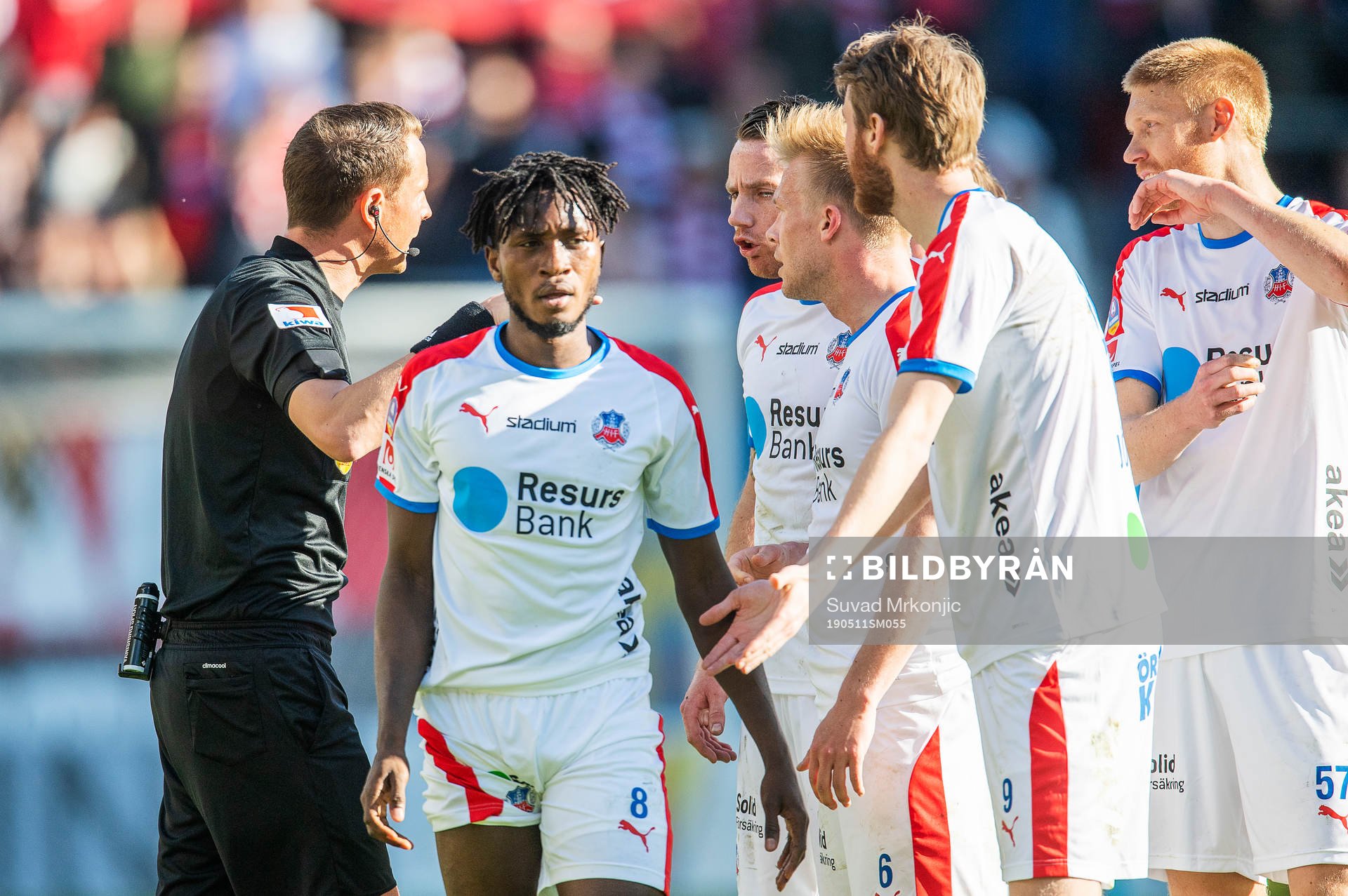 Domaren Andreas Ekberg diskuterar med Helsingborgs Mamudu