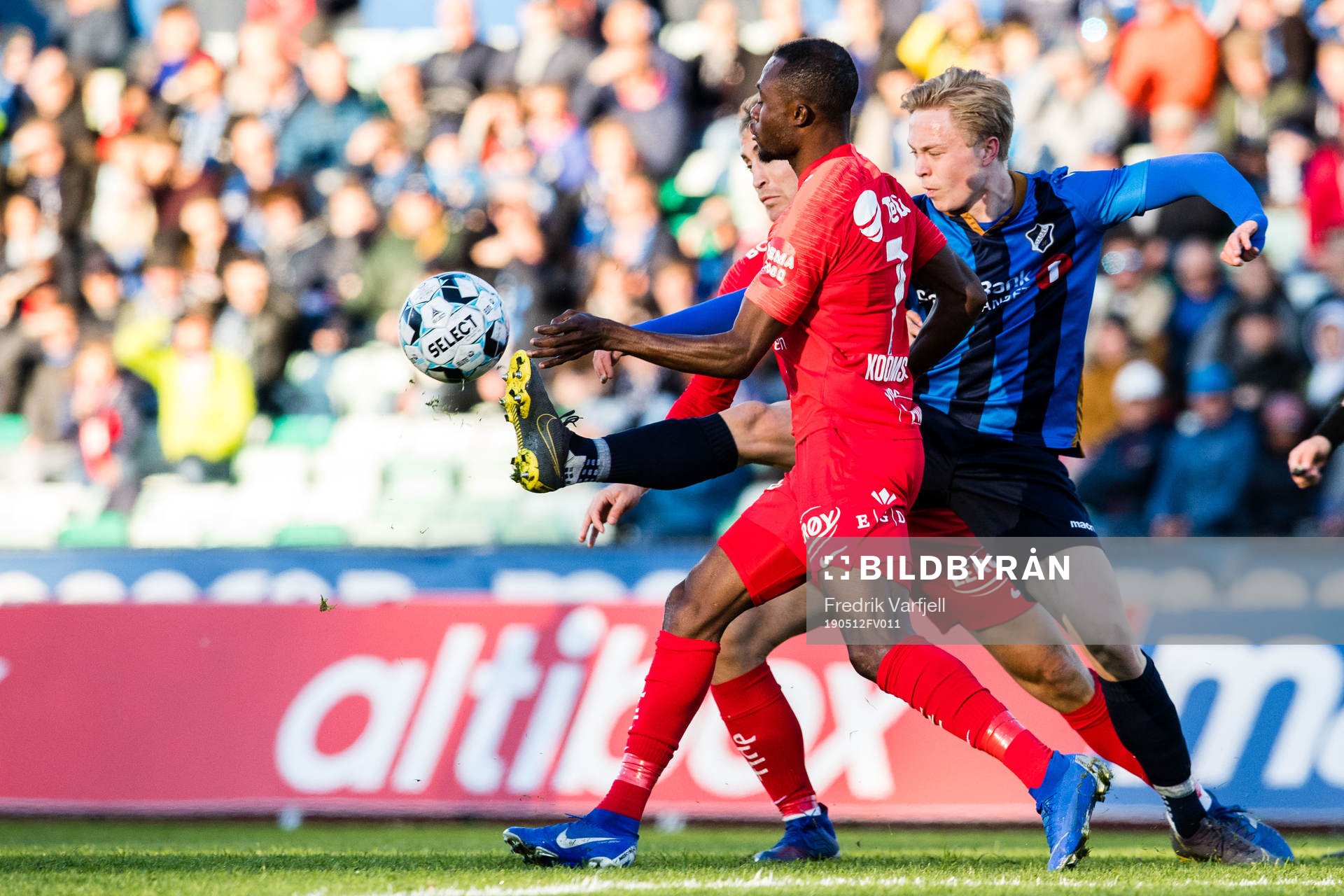 Gilbert Koomson of Brann and Tobias Børkeeiet of Stabæk