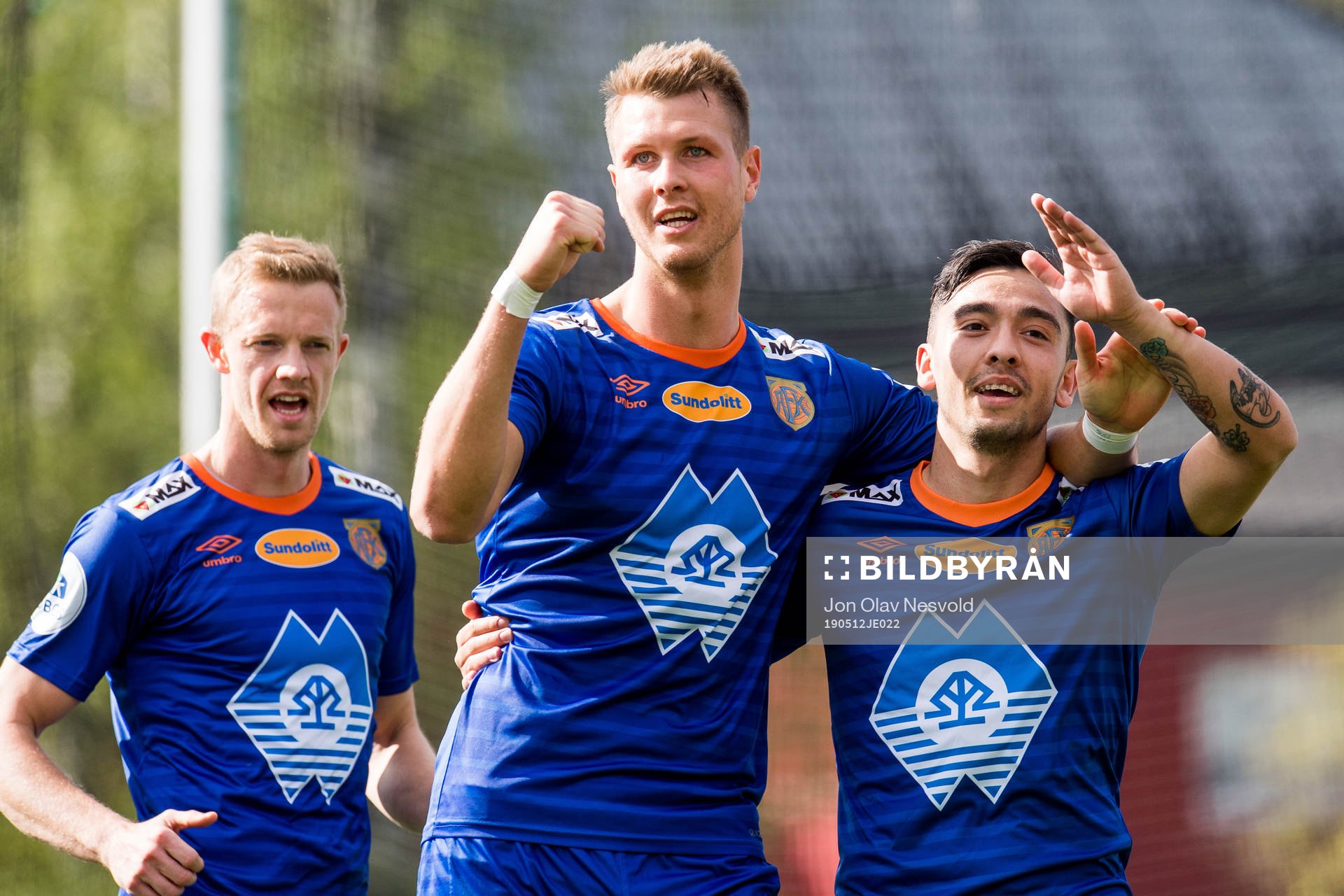 Niklas Castro of Aalesund celebrate with Hólmbert