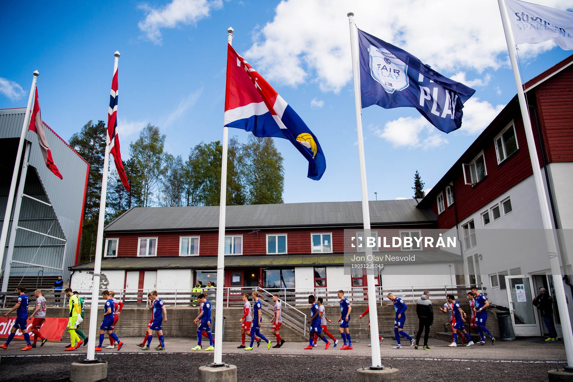 The players enter the pitch