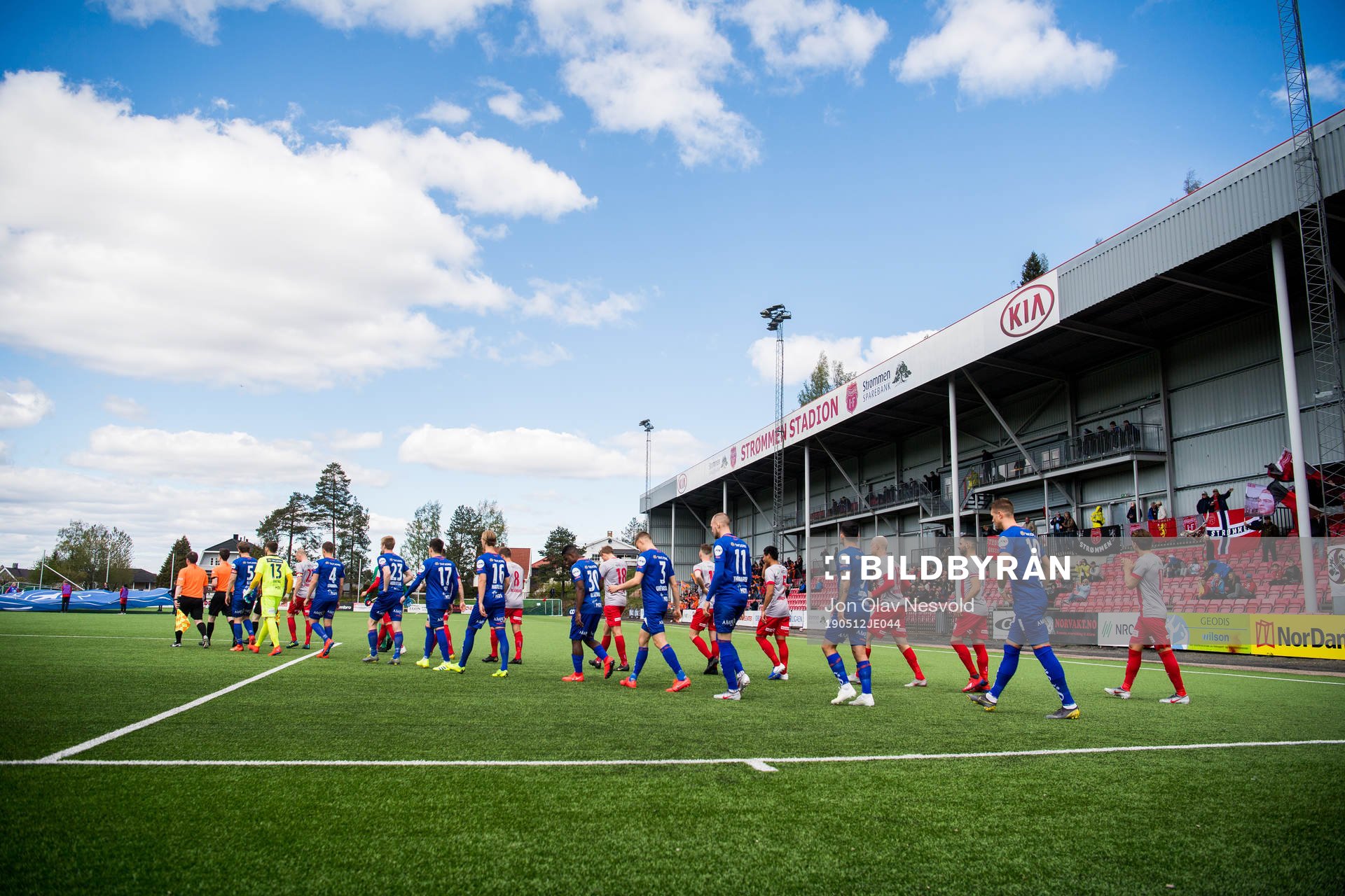The players enter the pitch