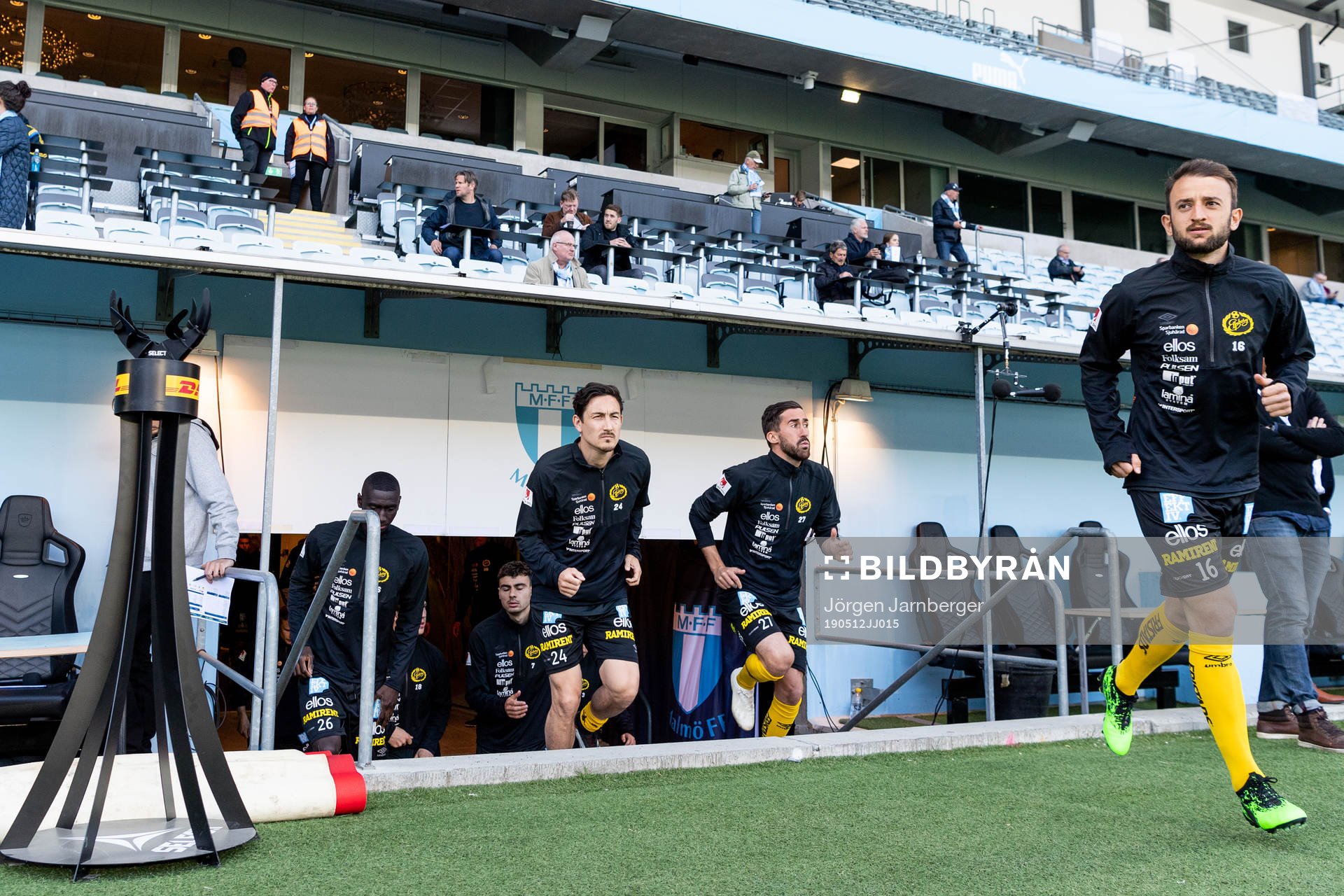 Elfsborgs spelare kommer in till uppvärmningen inför fotbollsmatchen i Allsvenskan mellan Malmö FF och Elfsborg den 12 maj 2019 i Malmö.