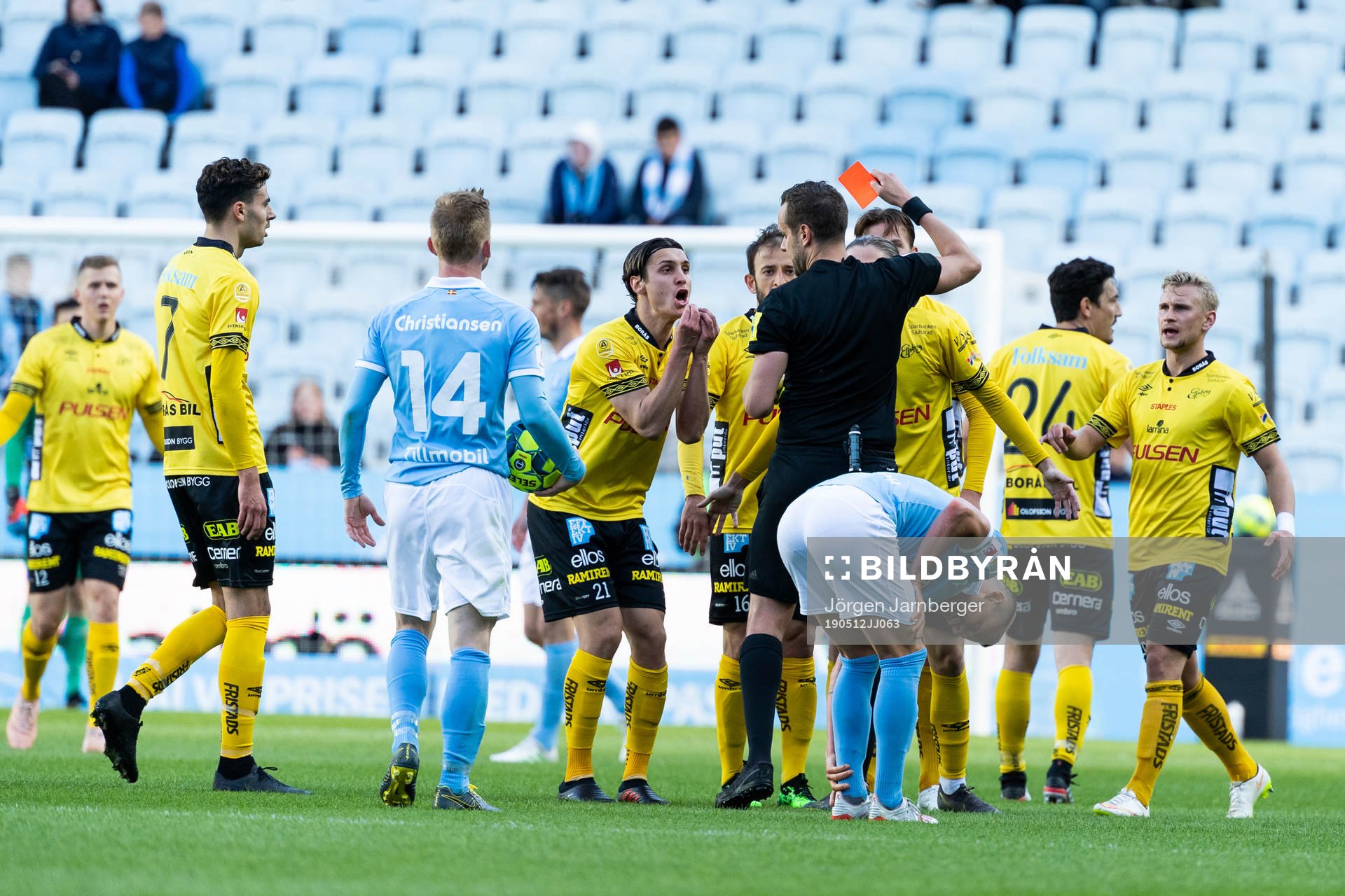 Elfsborgs Simon Olsson (skymd i bild får sin andra varning