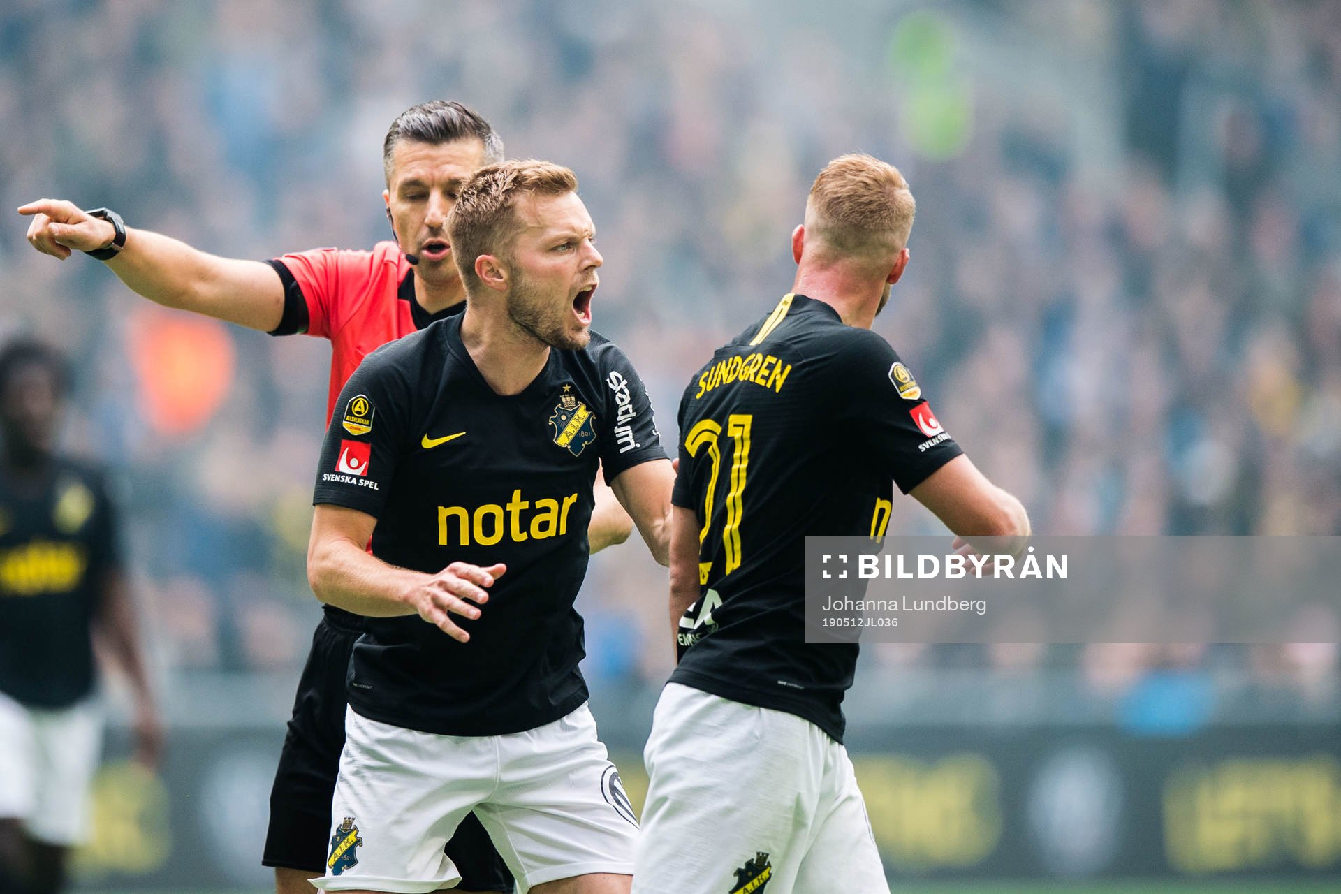 s Sebastian Larsson tillrättavisar Daniel Sundgren