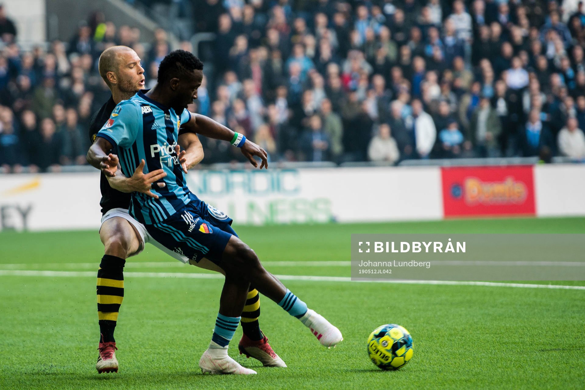 s Per Karlsson och Djurgårdens Mohamed Buya Turay
