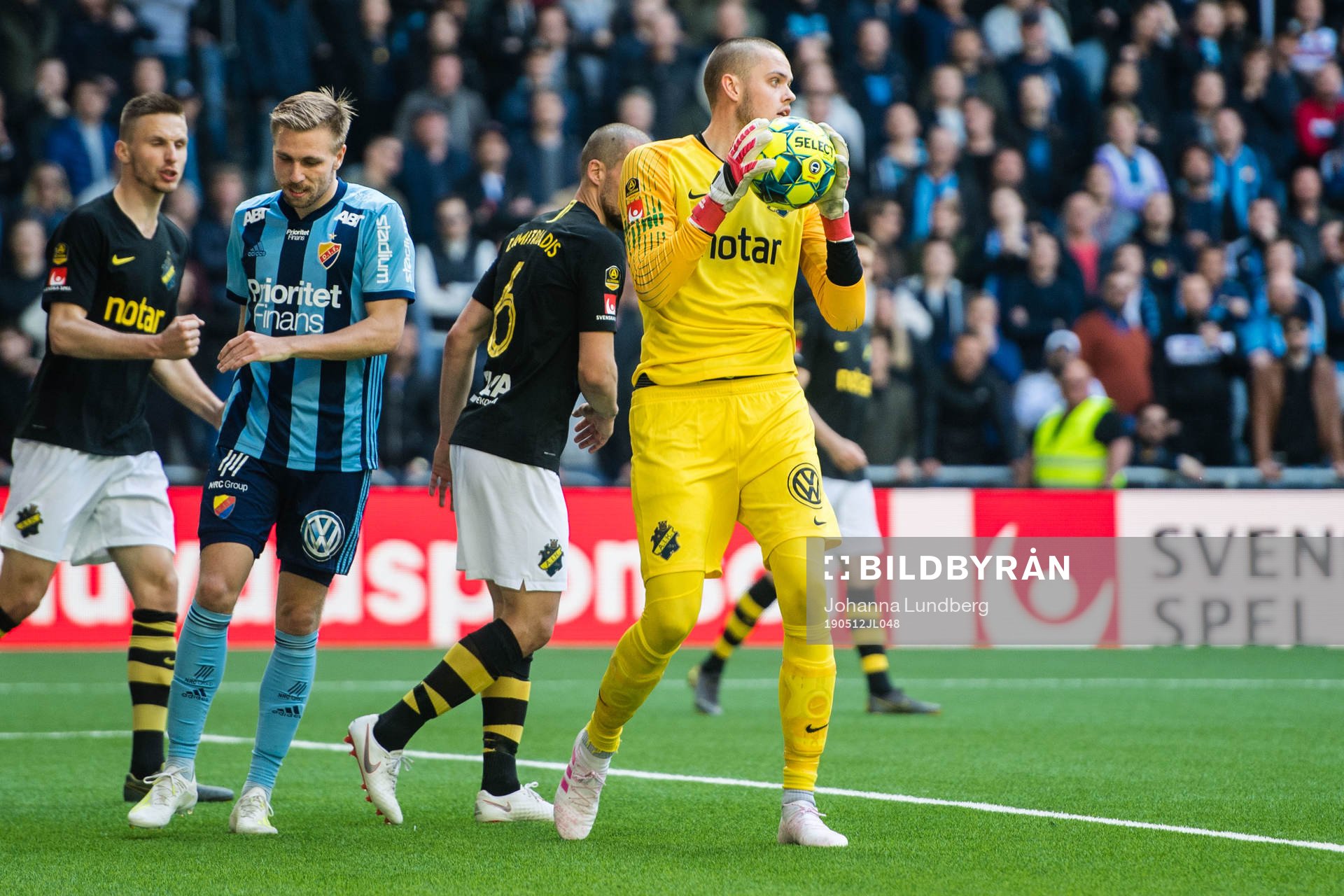s målvakt Oscar Linnér räddar