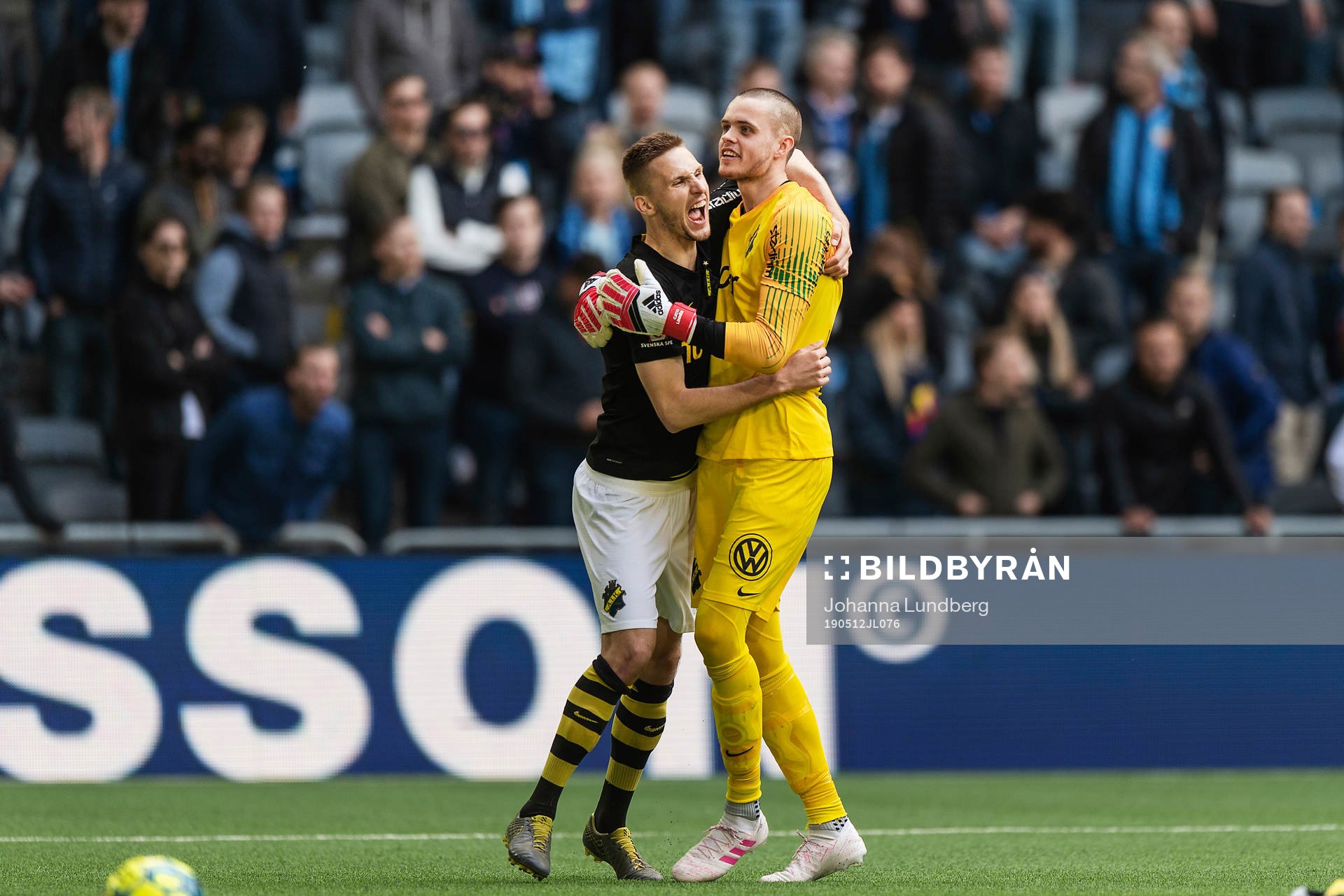 s Karol Mets och målvakt Oscar Linnér jublar vid