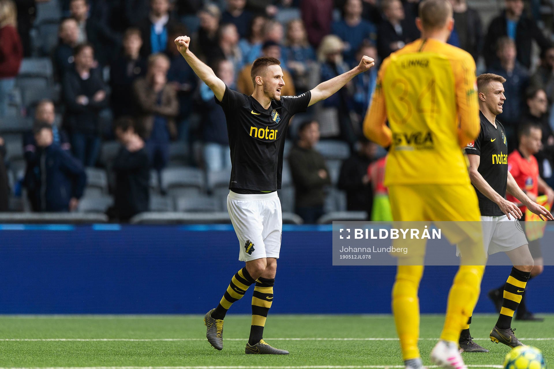 AIK:s Karol Mets jublar vid slutsignal under fotbollsmatchen i Allsvenskan mellan Djurgården och AIK den 12 maj 2019 i Stockholm.