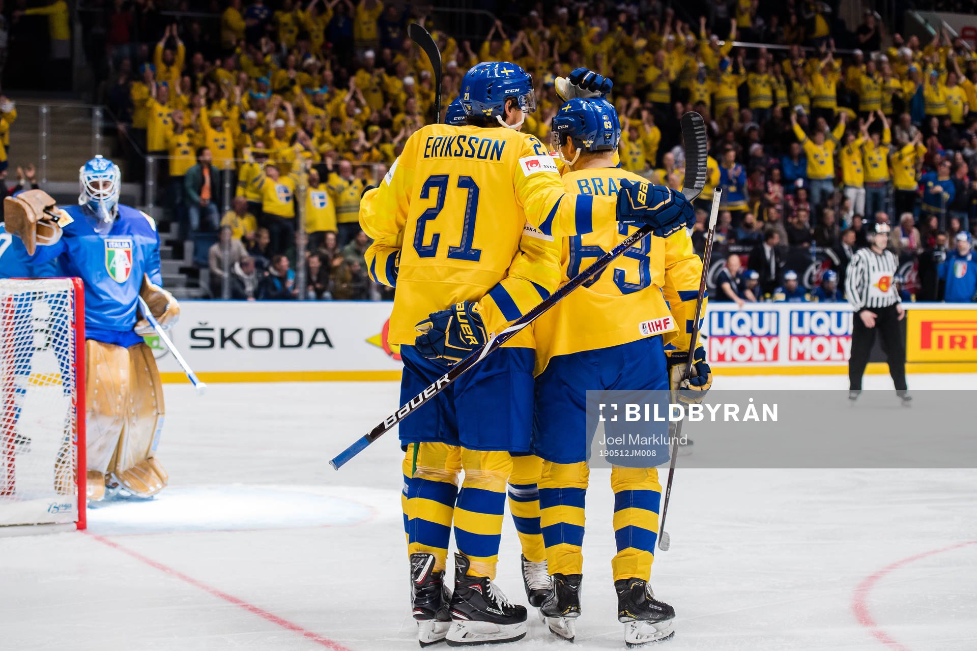 Loui Eriksson and Jesper Bratt of Sweden celebrates
