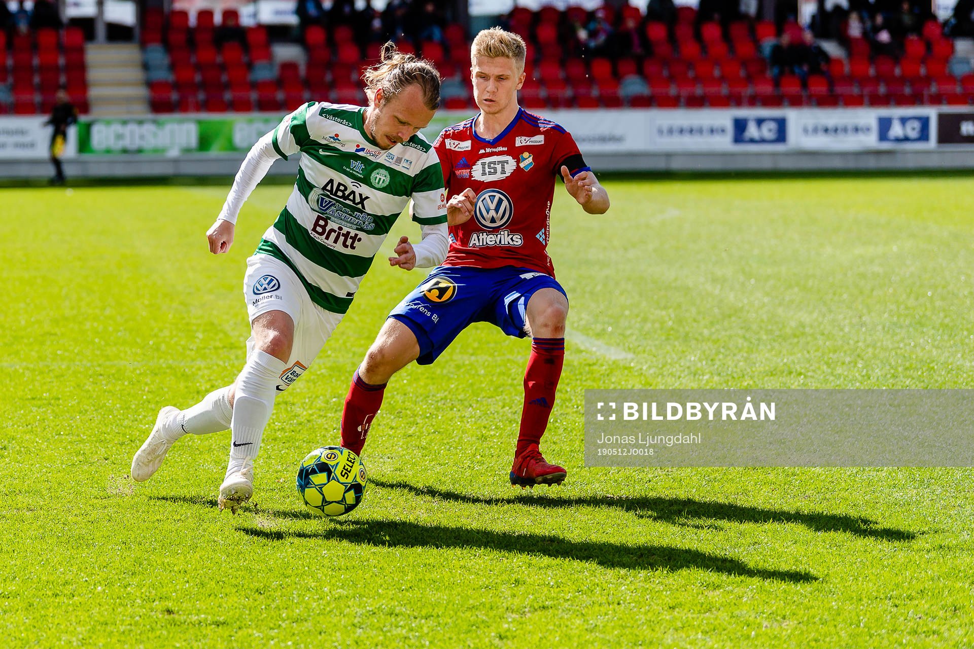 Västerås Jesper Florén i kamp med Östers Gustav Ahrn under fotbollsmatchen i Superettan mellan Öster och Västerås den 12 maj 2019 i Växjö.