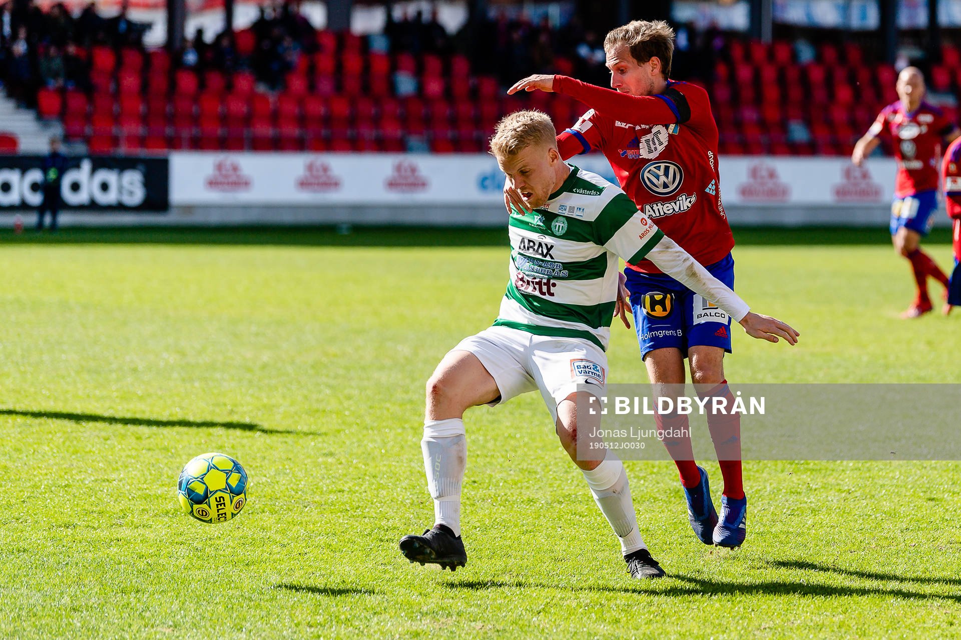Västerås Simon Johansson i kamp med Östers Oliver Silverholt under fotbollsmatchen i Superettan mellan Öster och Västerås den 12 maj 2019 i Växjö.