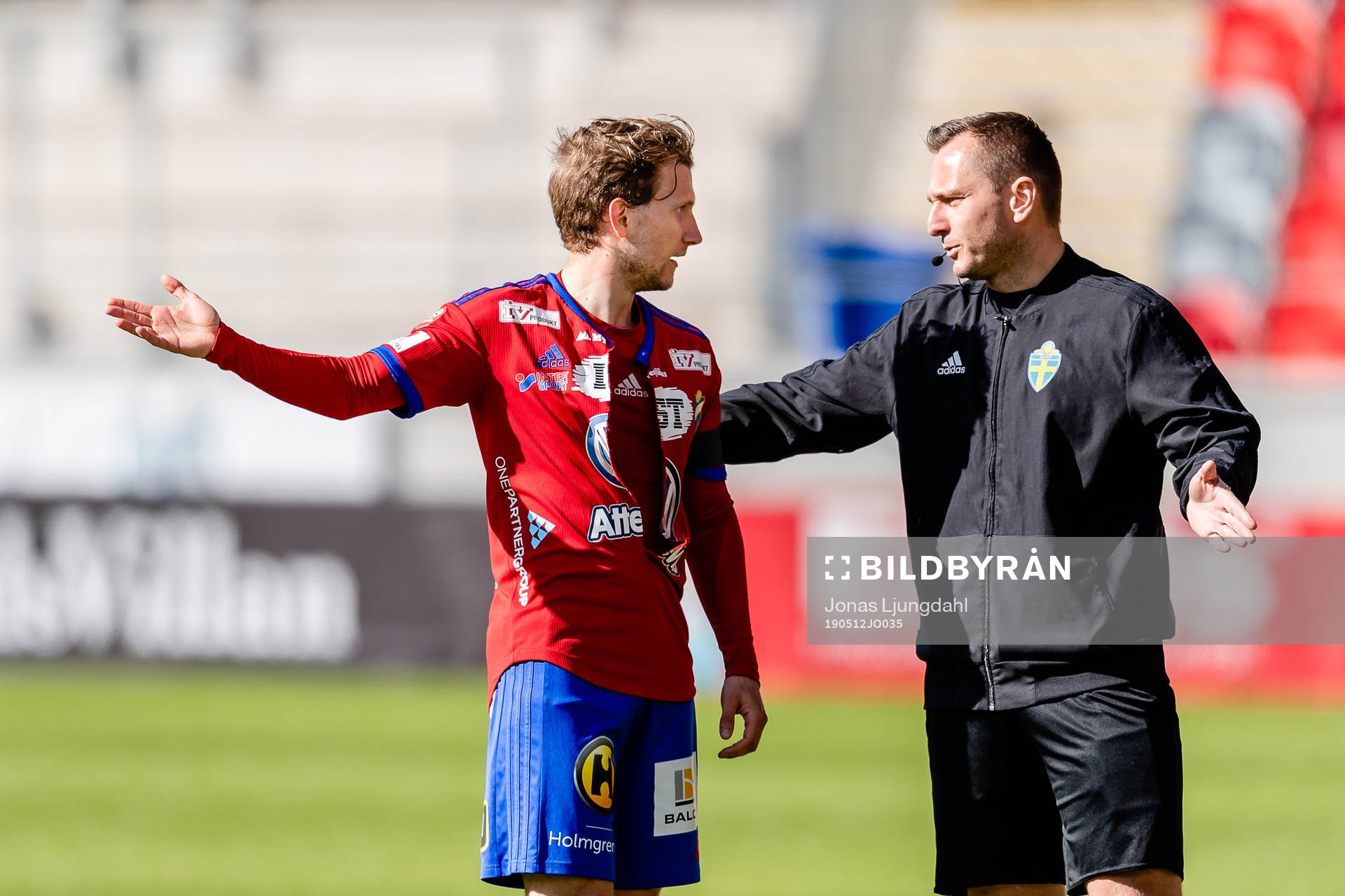 Östers Oliver Silverholt med trasig tröja