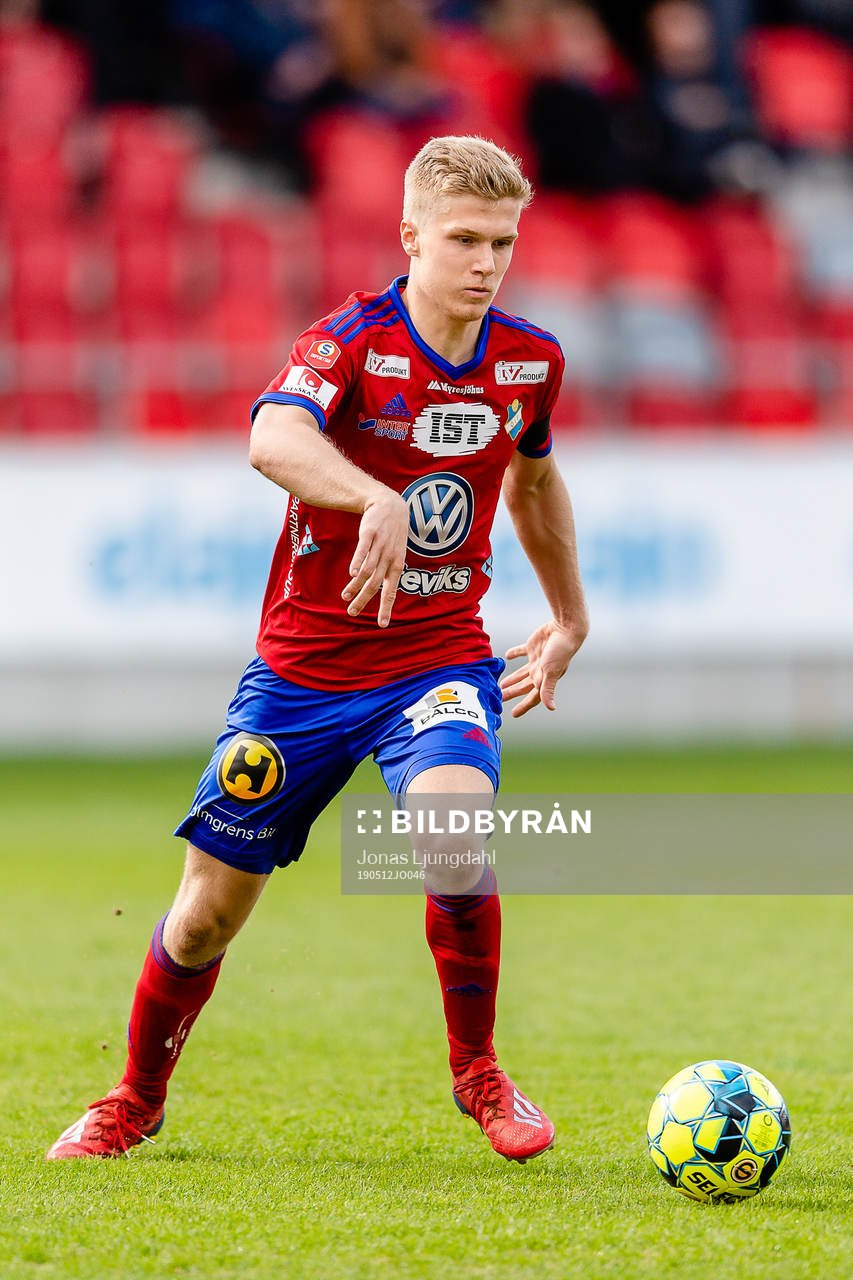 Östers Gustav Ahrn under fotbollsmatchen i Superettan mellan Öster och Västerås den 12 maj 2019 i Växjö.