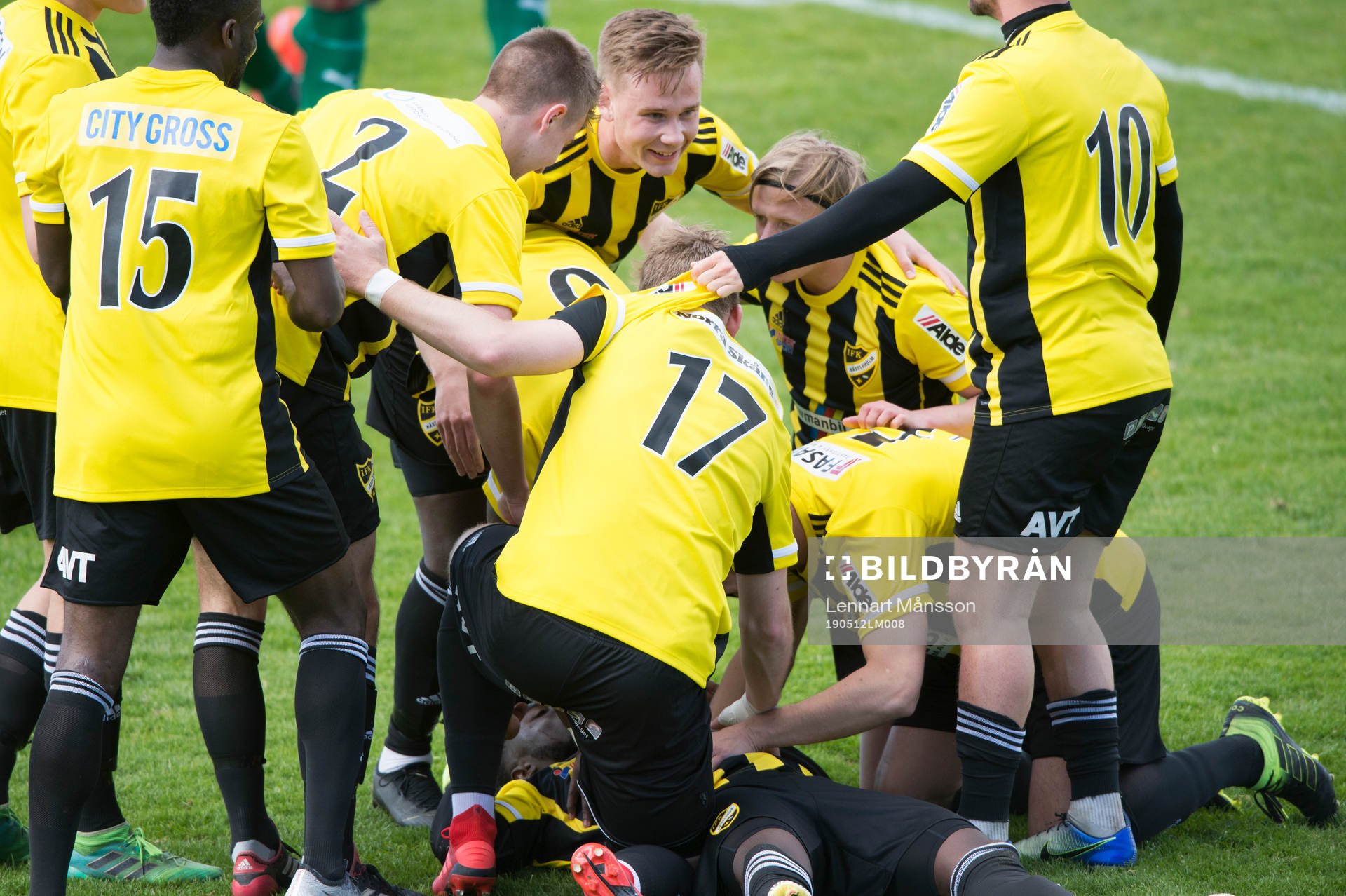 IFK Hässleholms Mike Andrew har gjort 1-0  i matchen i