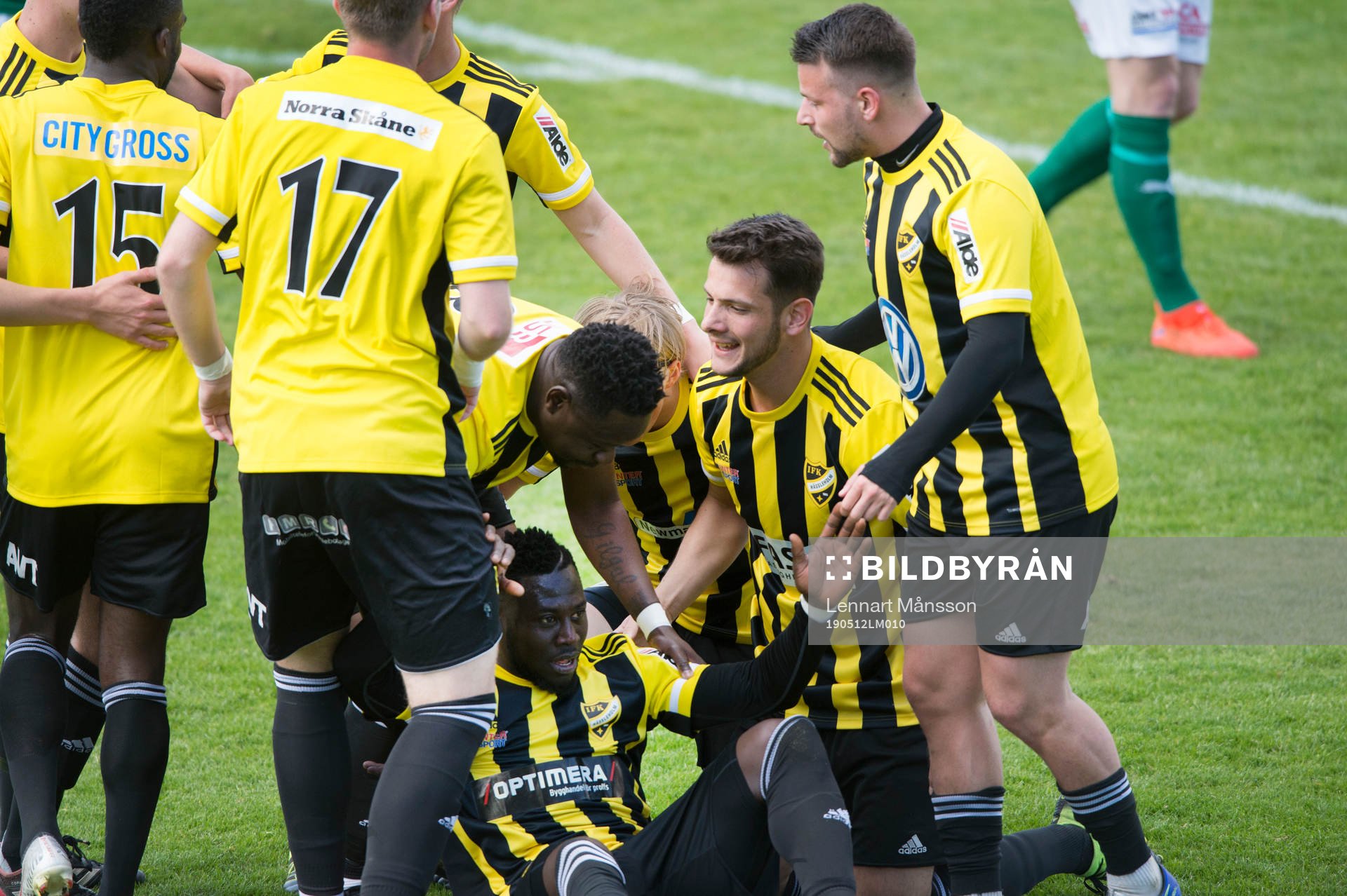 IFK Hässleholms Mike Andrew har gjort 1-0 och grattas i