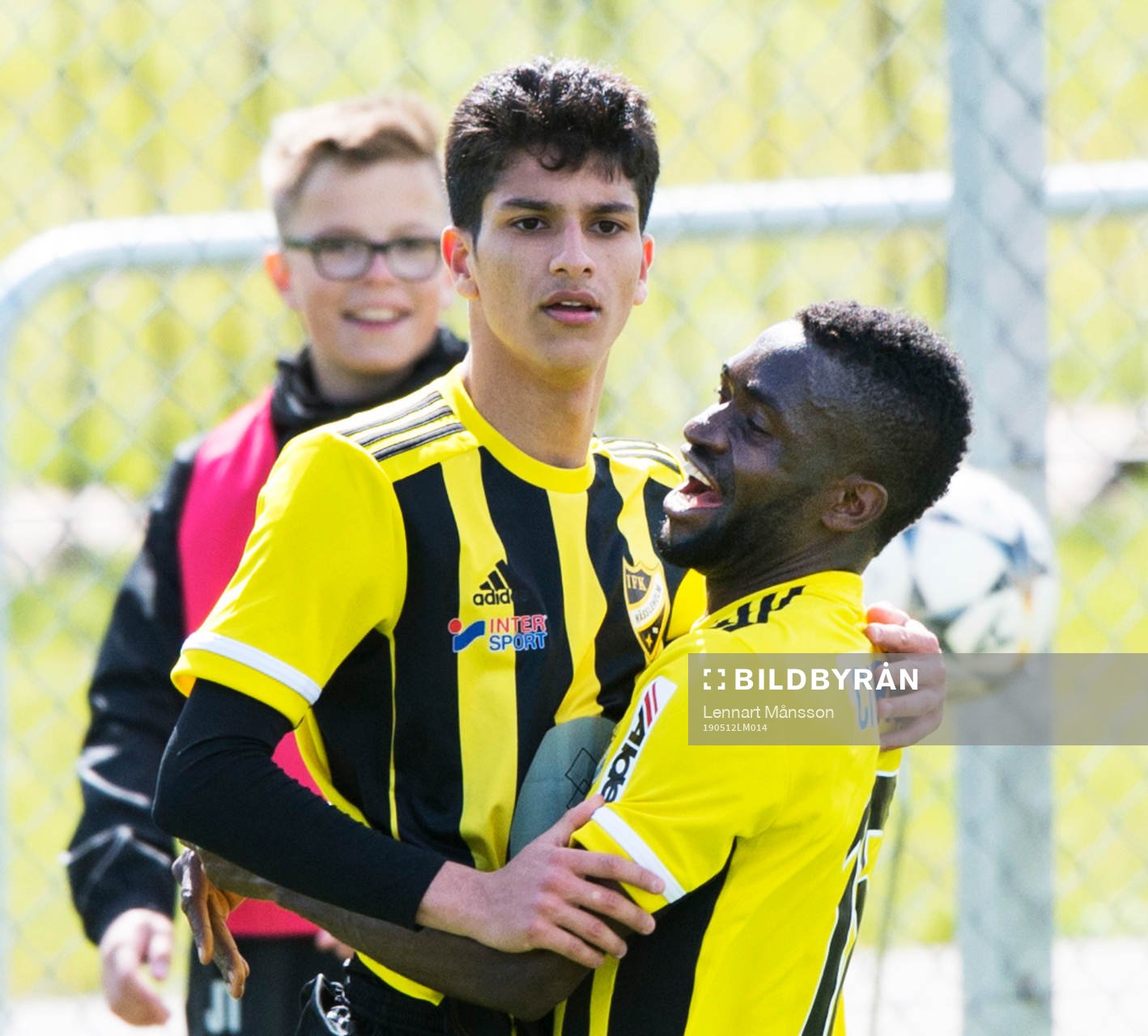 IFK Hässleholms Mustafa Owaid har gjort mål och grattas