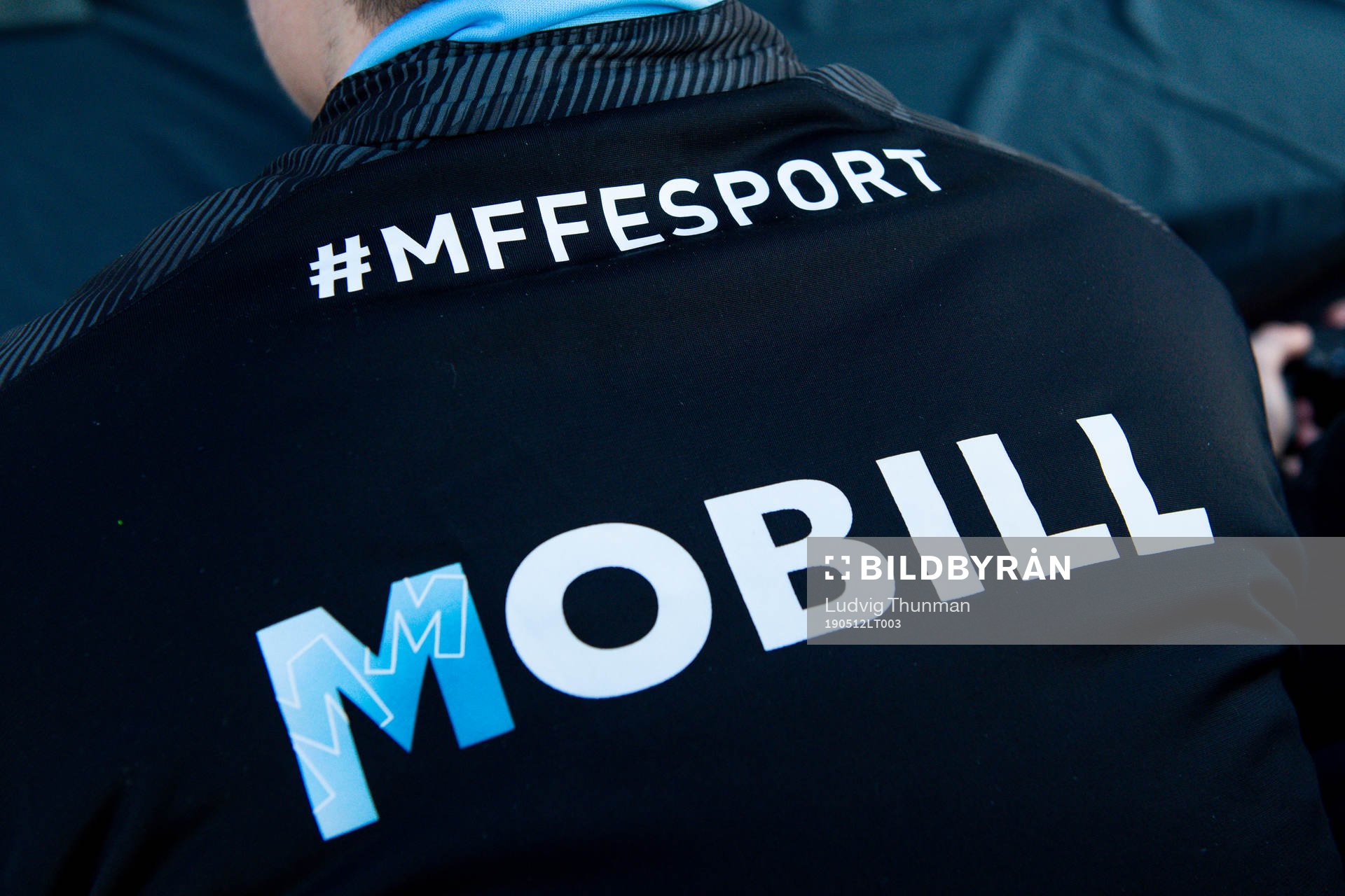 Närbild på hoodie för Malmö FF e-sport utanför shopen