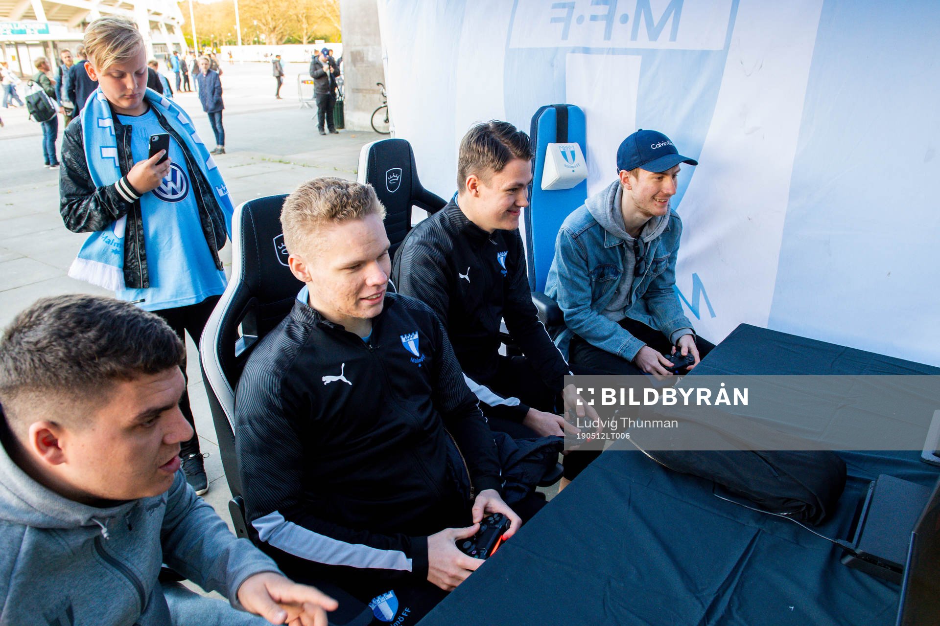 Malmö FFs e-sport spelare David Eidhammer och Zackarias Johansson spelar FIFA mot besökare utanför shopen inför fotbollsmatchen i Allsvenskan mellan Malmö FF och Elfsborg den 12 maj 2019 i Malmö.