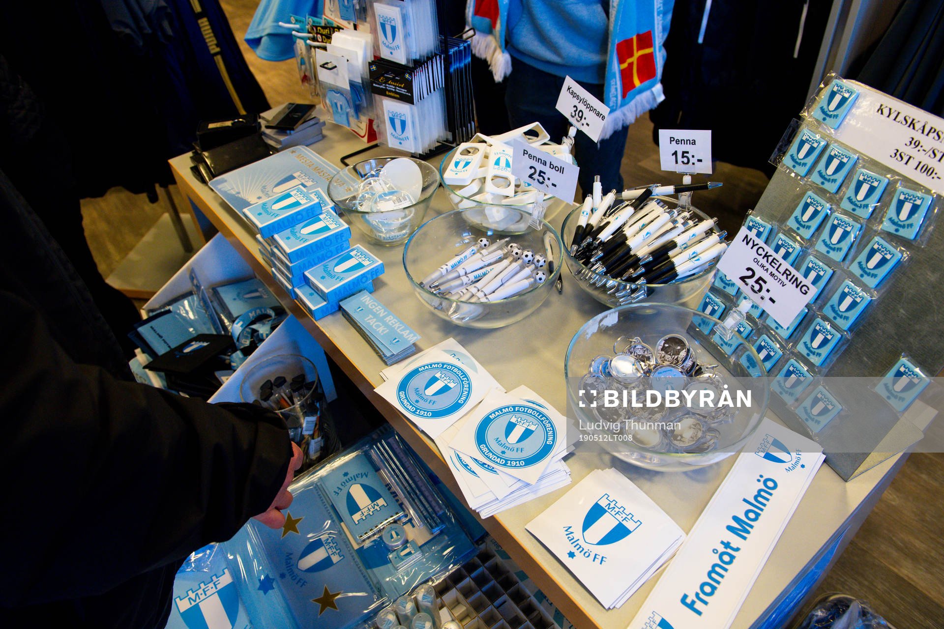 Souvenirer med Malmö FFs logotype till salu i shopen