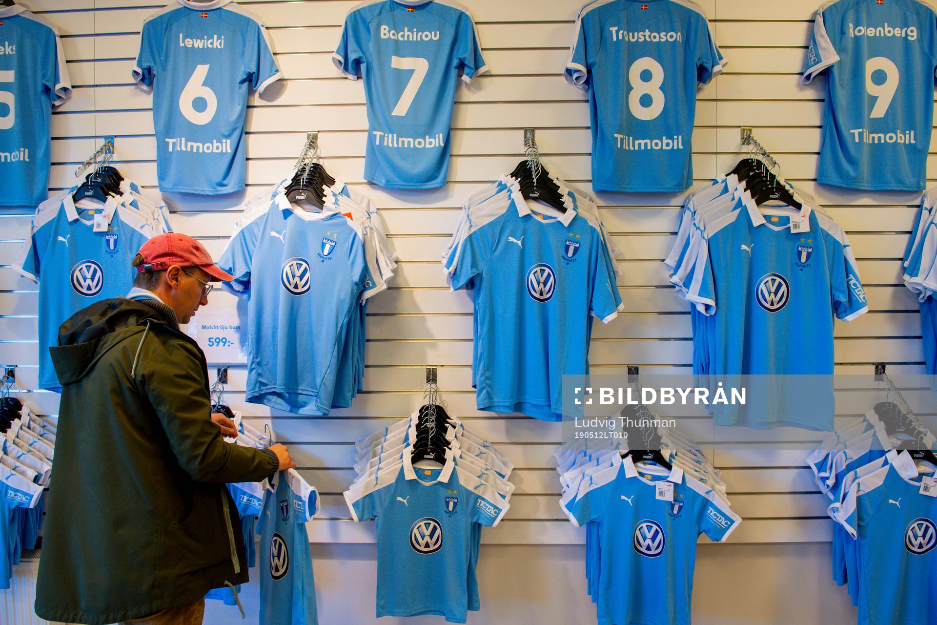 Matchtröjor till salu i shopen