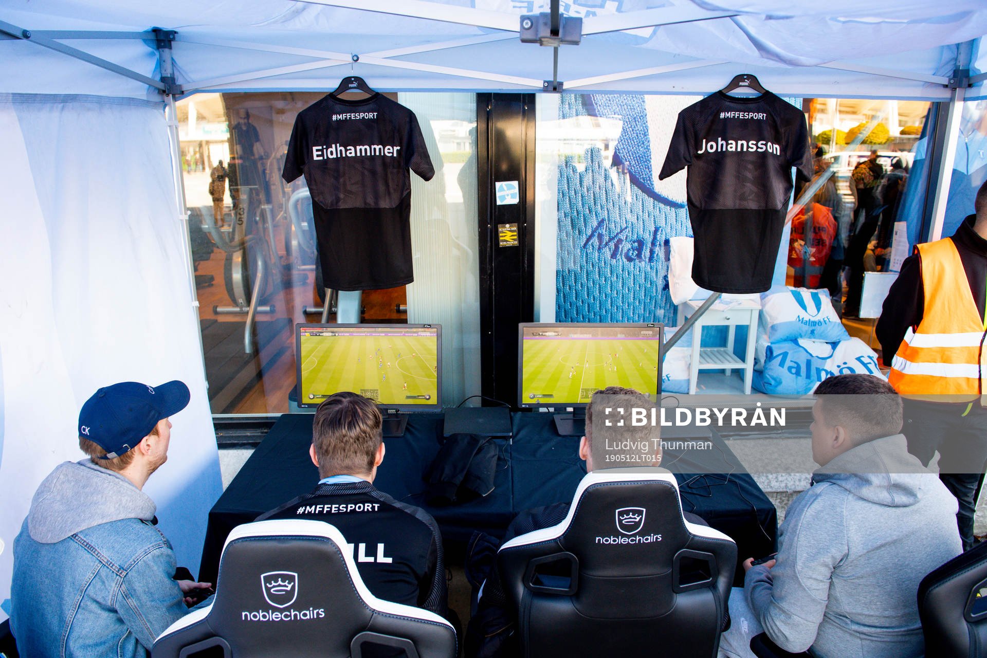 Malmö FFs e-sport spelare David Eidhammer och Zackarias Johansson spelar FIFA mot besökare utanför shopen inför fotbollsmatchen i Allsvenskan mellan Malmö FF och Elfsborg den 12 maj 2019 i Malmö.