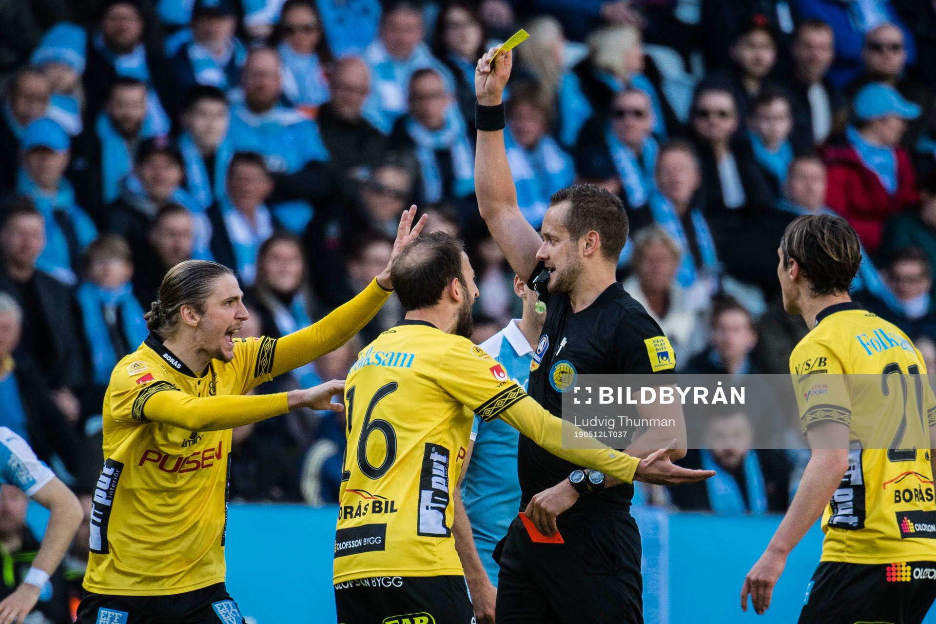 Elfsborgs Pawel Cibicki i dispyt med domaren