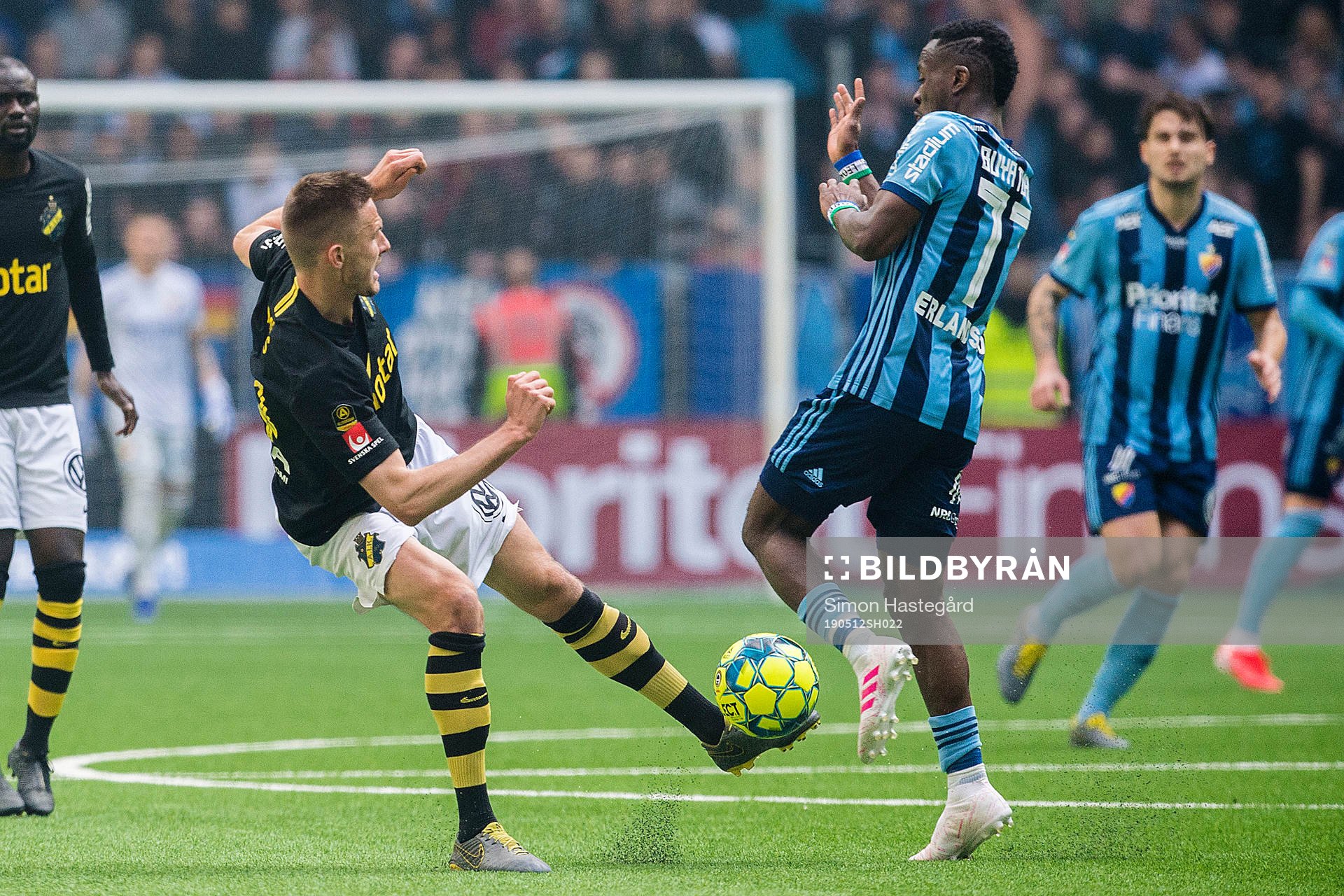 s Karol Mets och Djurgårdens Mohamed Buya Turay