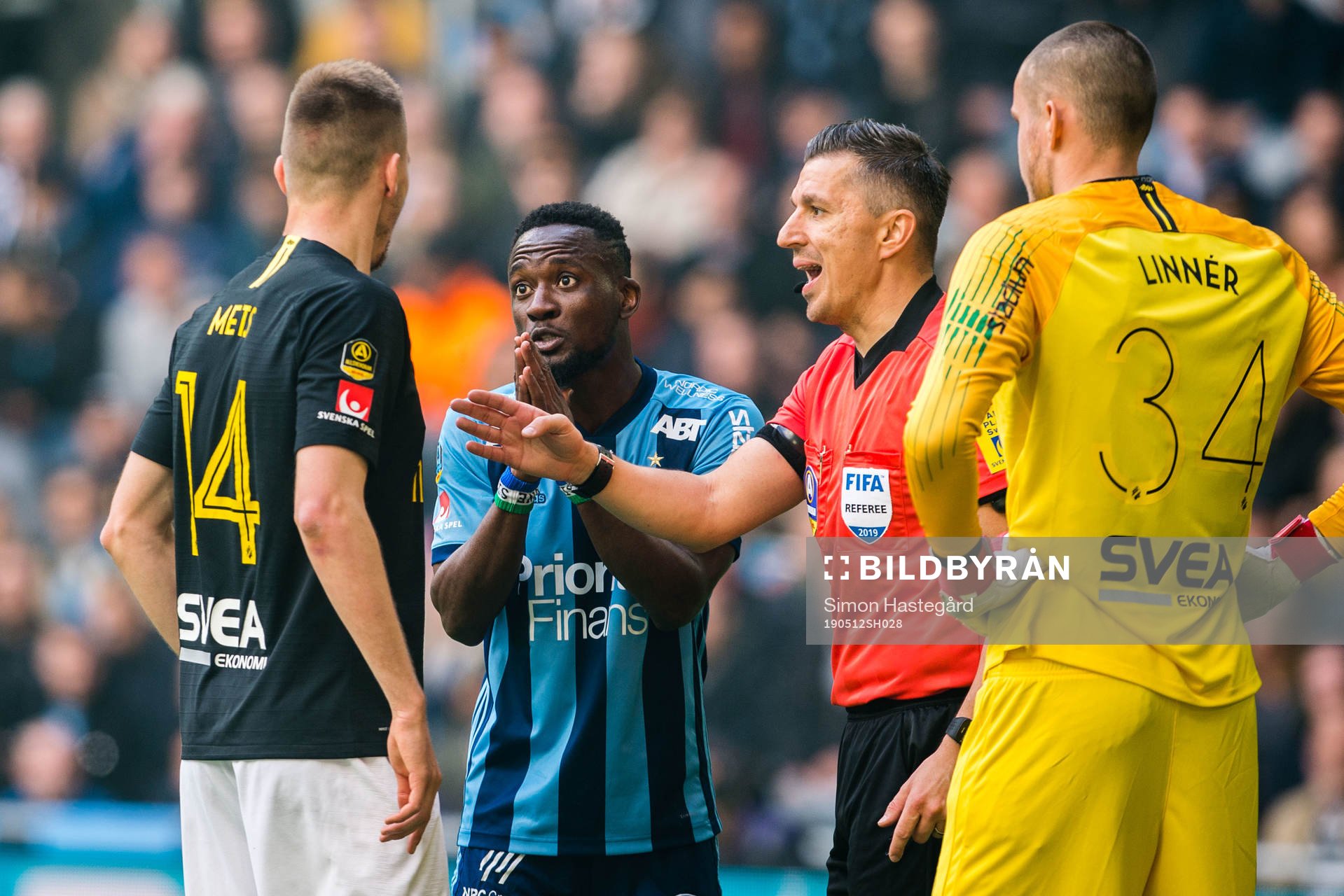 s Karol Mets och Djurgårdens Mohamed Buya Turay