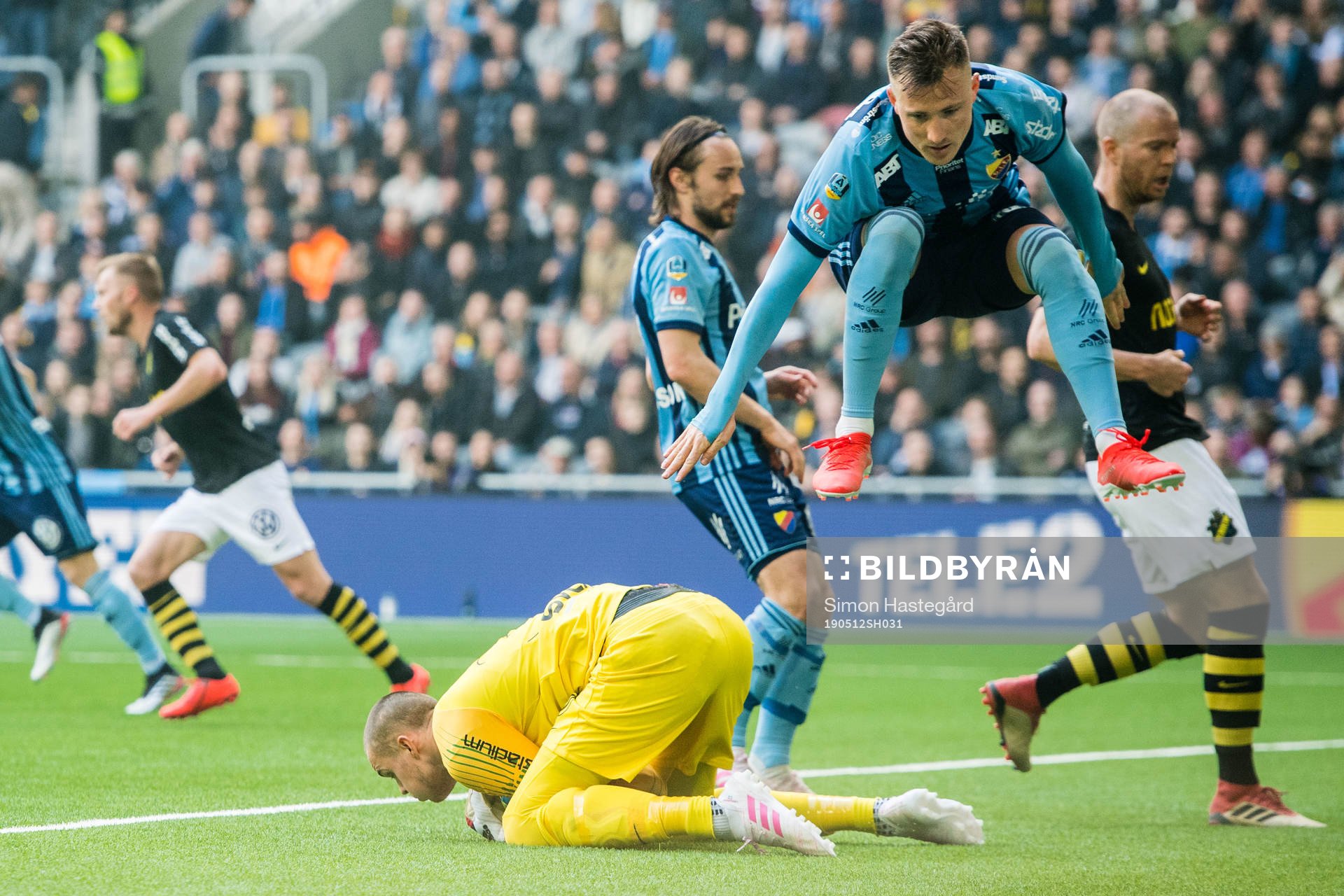s målvakt Oscar Linnér räddar skott framför
