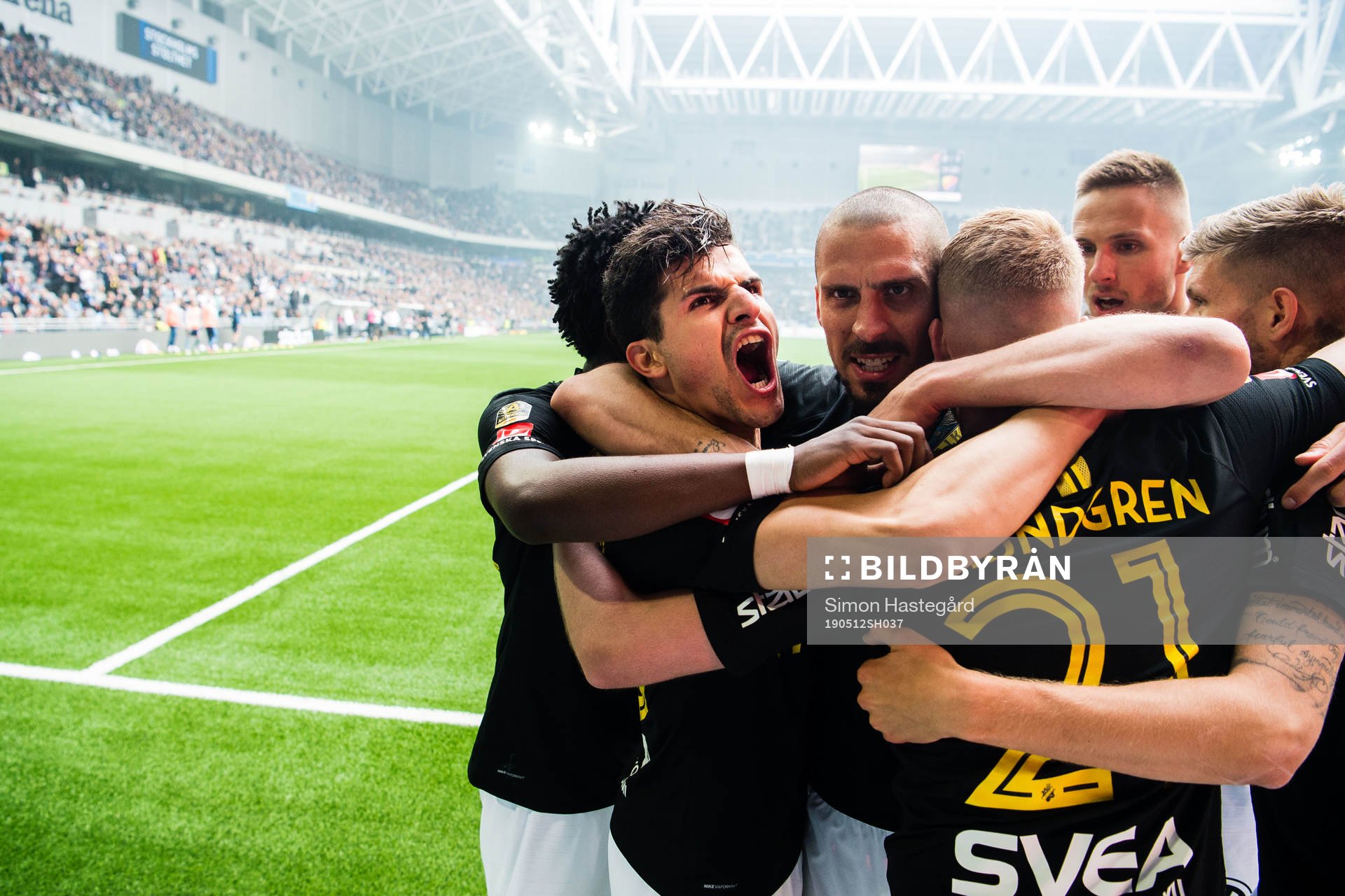 s Tarik Elyounoussi jublar