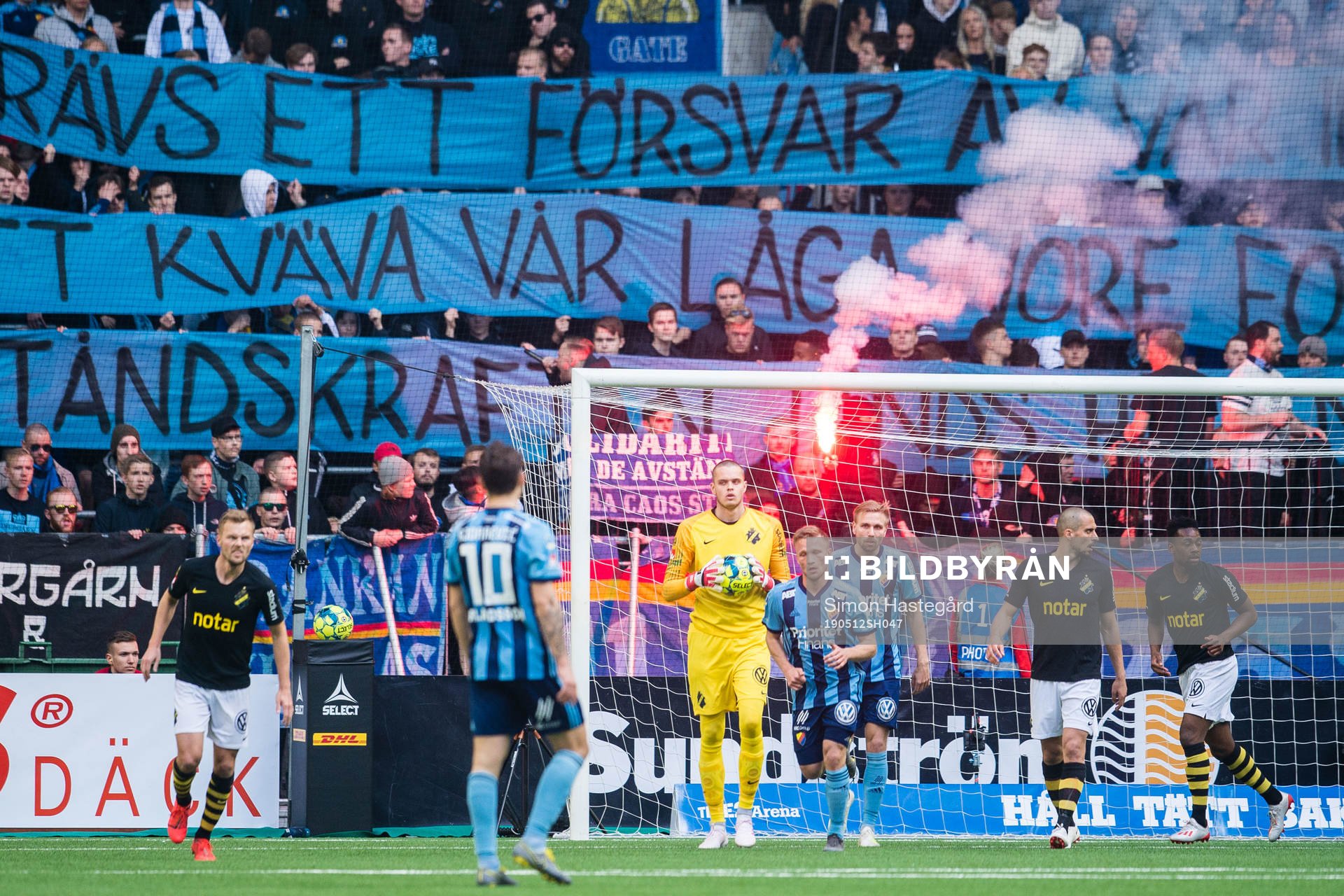 s målvakt Oscar Linnér räddar framför Djurgårdens klack