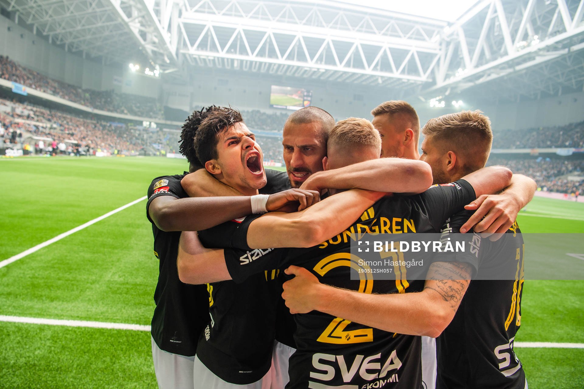 s spelare jublar med Tarik Elyounoussi