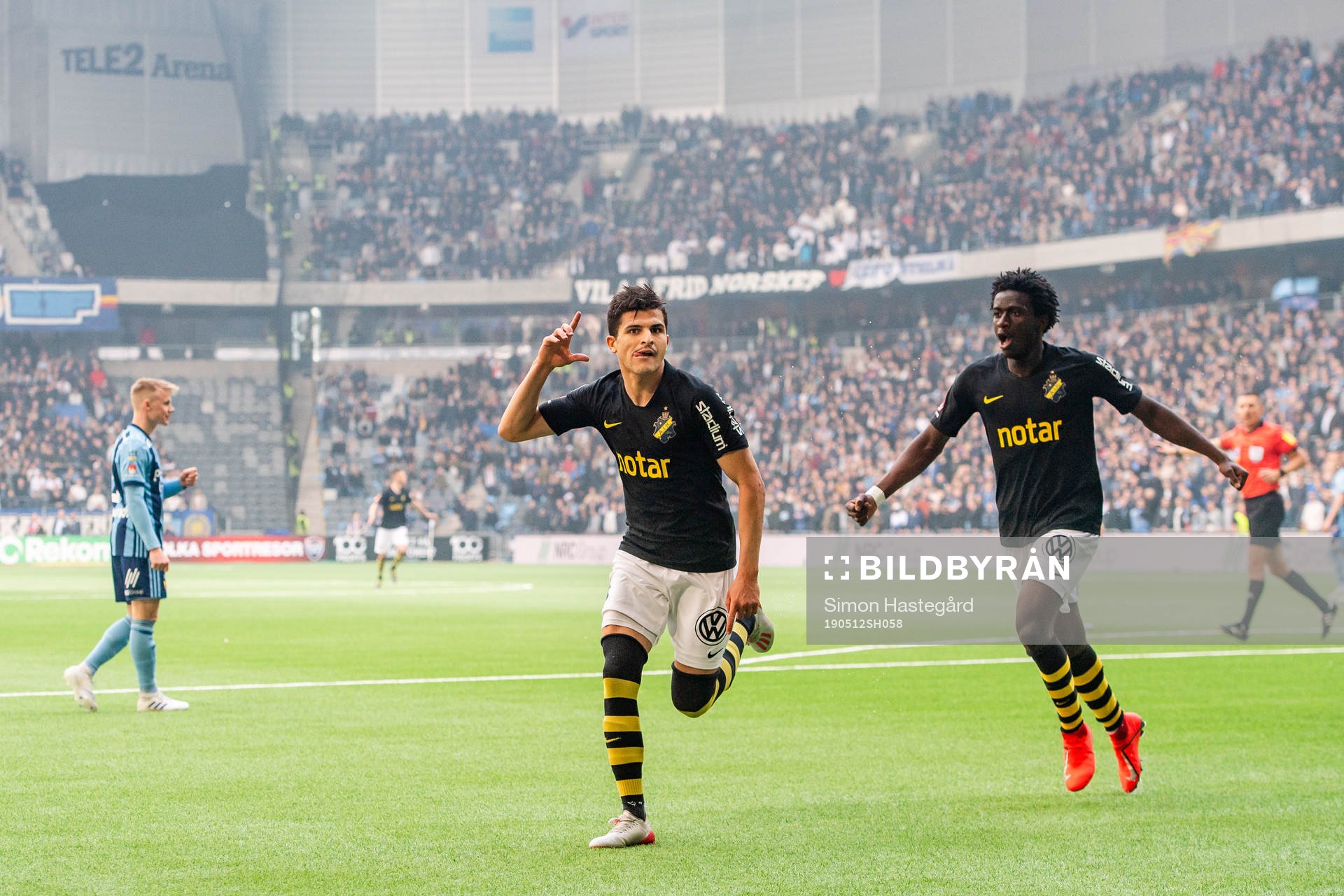 AIK:s Tarik Elyounoussi och Jack Lahne jublar efter 0-2 under fotbollsmatchen i Allsvenskan mellan Djurgården och AIK den 12 maj 2019 i Stockholm.