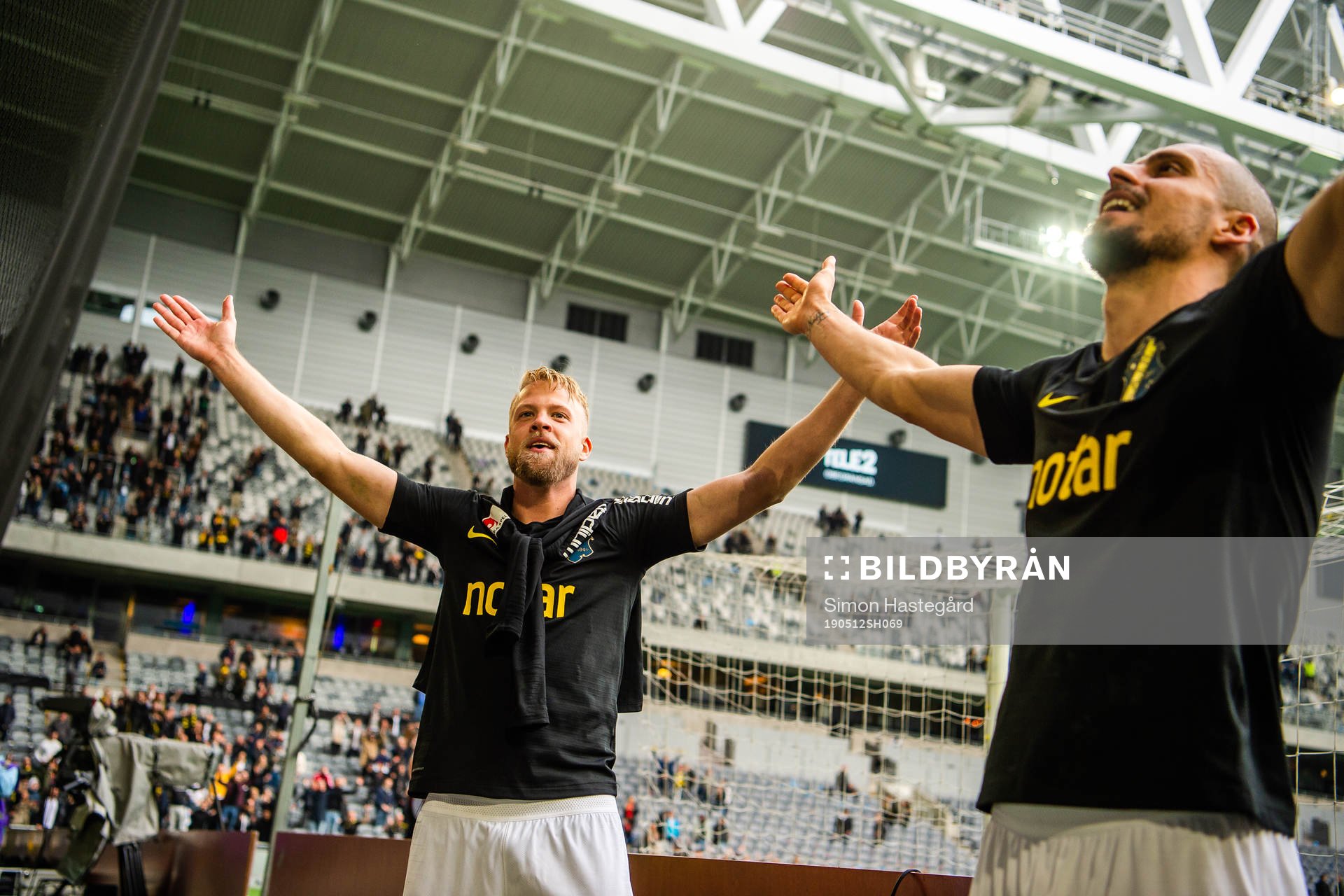 s Daniel Sundgren och Panajotis Dimitriadis jublar