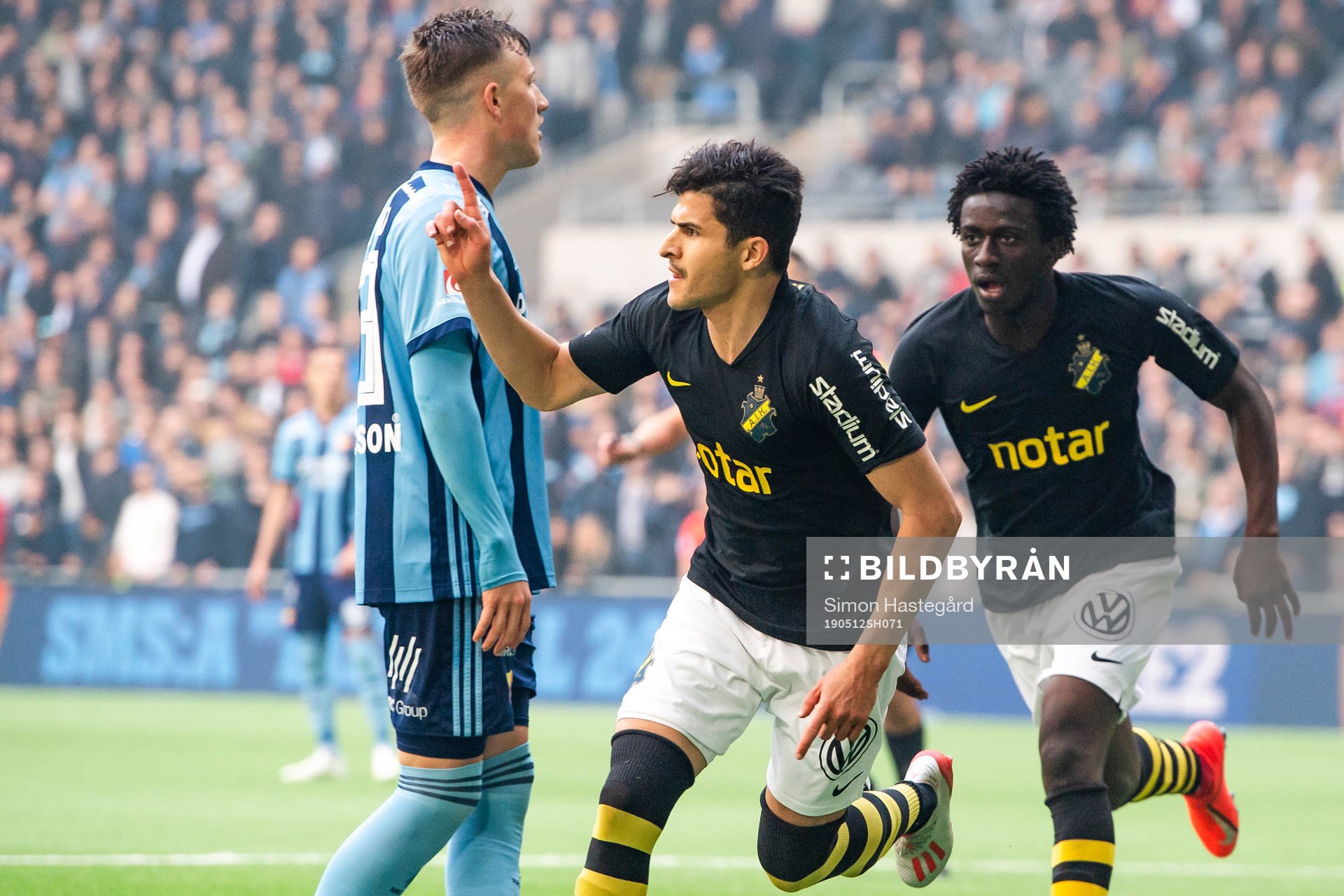 AIK:s Tarik Elyounoussi och Jack Lahne jublar efter 0-2 under fotbollsmatchen i Allsvenskan mellan Djurgården och AIK den 12 maj 2019 i Stockholm.