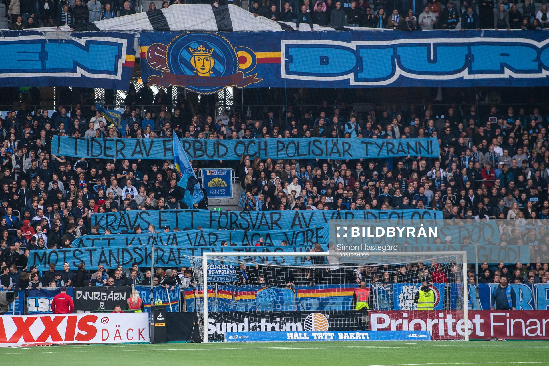 Djurgårdens supportrar med en banderoll