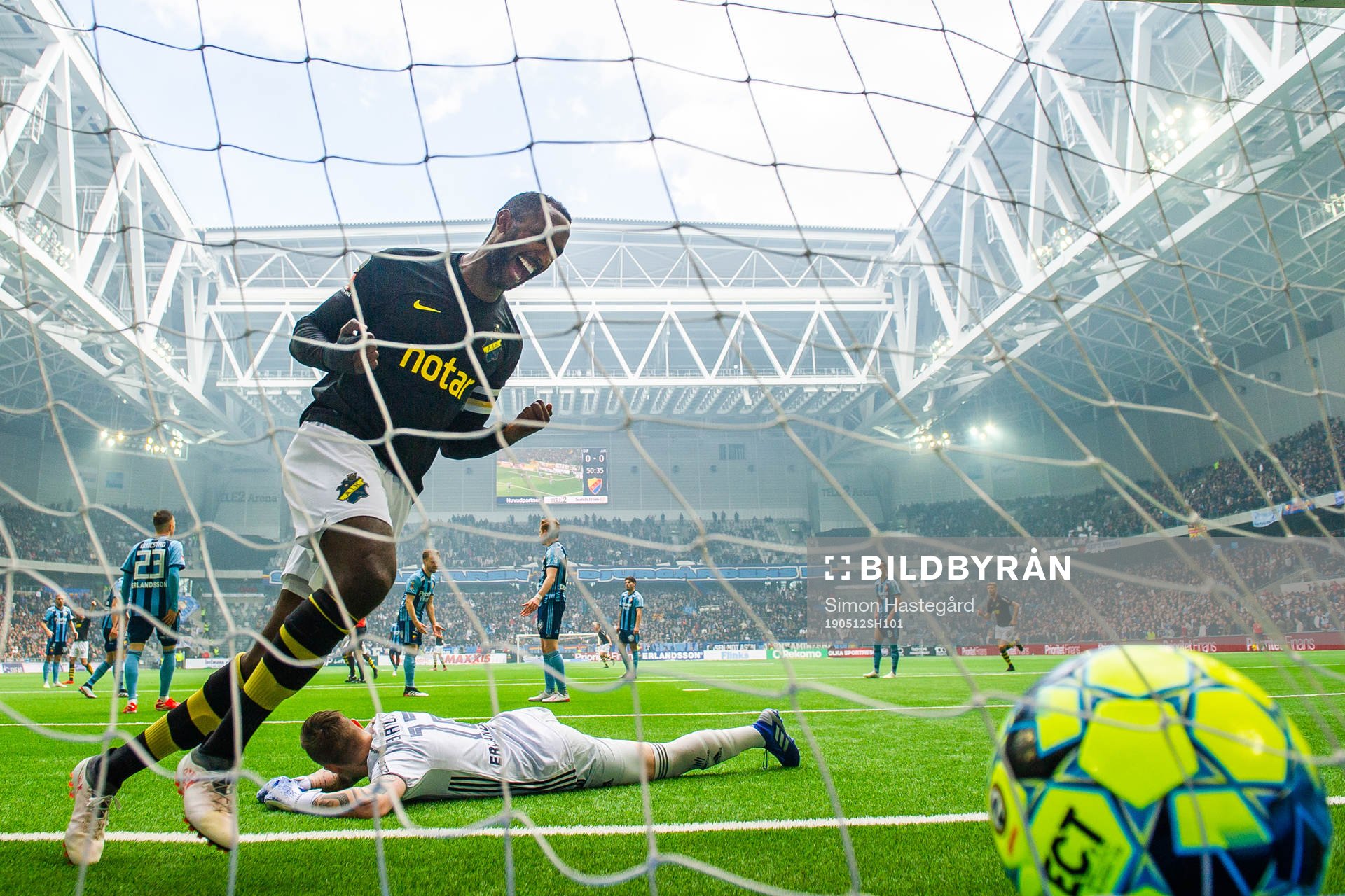 AIK:s Henok Goitom jublar bakom Djurgårdens målvakt Per Kristian Bråtveit efter 0-1 av Tarik Elyounoussi , ej i bild, under fotbollsmatchen i Allsvenskan mellan Djurgården och AIK den 12 maj 2019 i Stockholm.