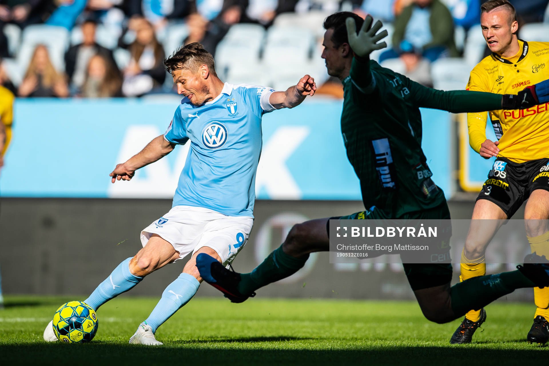 Malmö FFs Markus Rosenberg skjuter och Elfsborgs målvakt