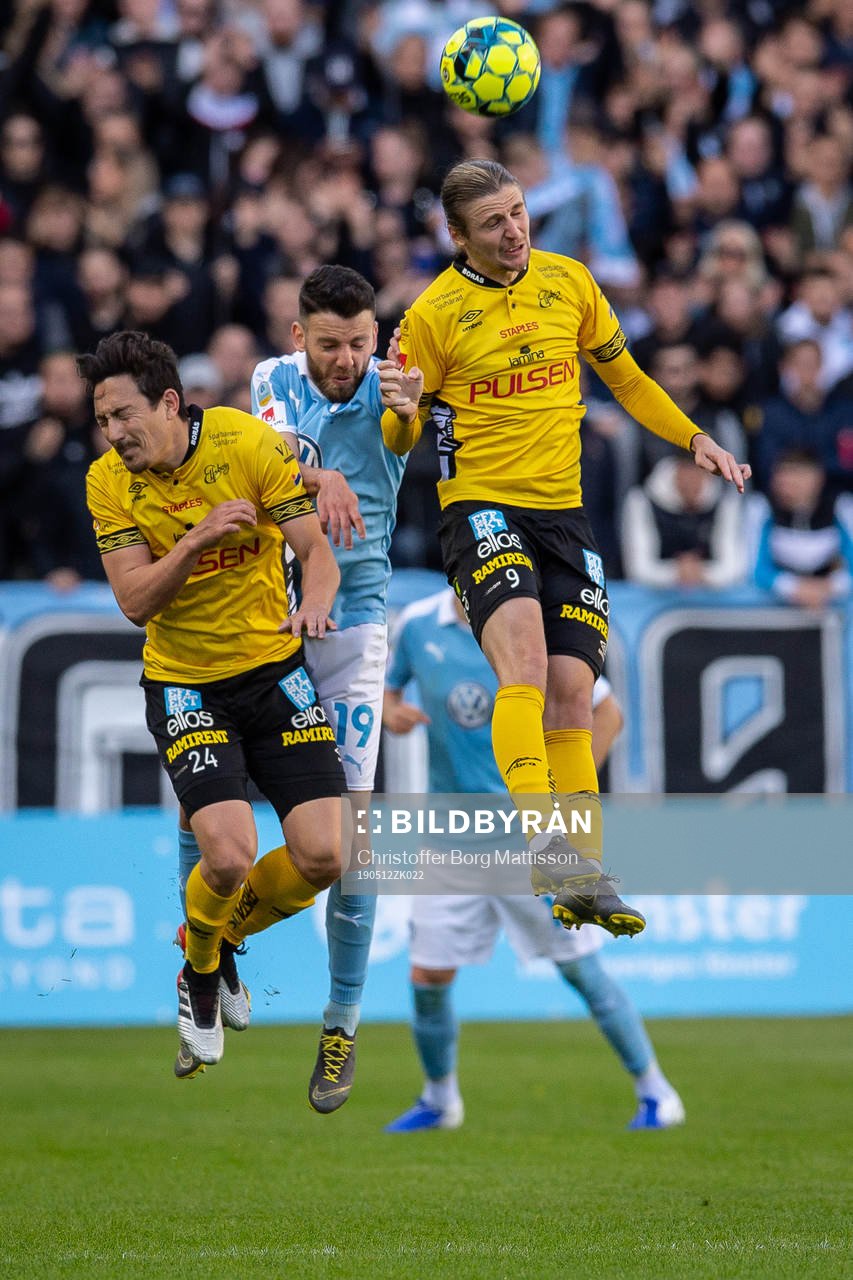 Malmö FFs Erdal Rakip och Elfsborgs Stefan Ishizaki samt Pawel Cibicki i nickduell under fotbollsmatchen i Allsvenskan mellan Malmö FF och Elfsborg den 12 maj 2019 i Malmö.