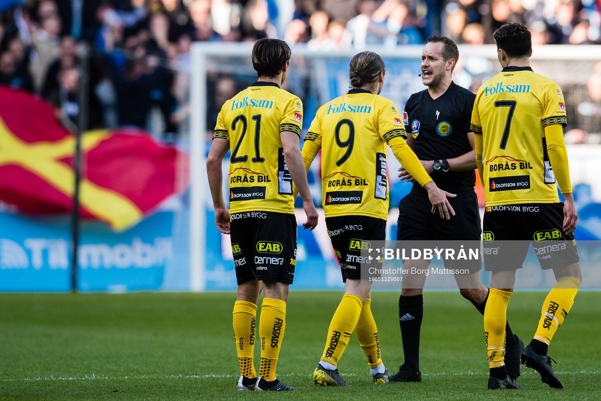 Elfsborgs Pawel Cibicki  i diskussion med domaren