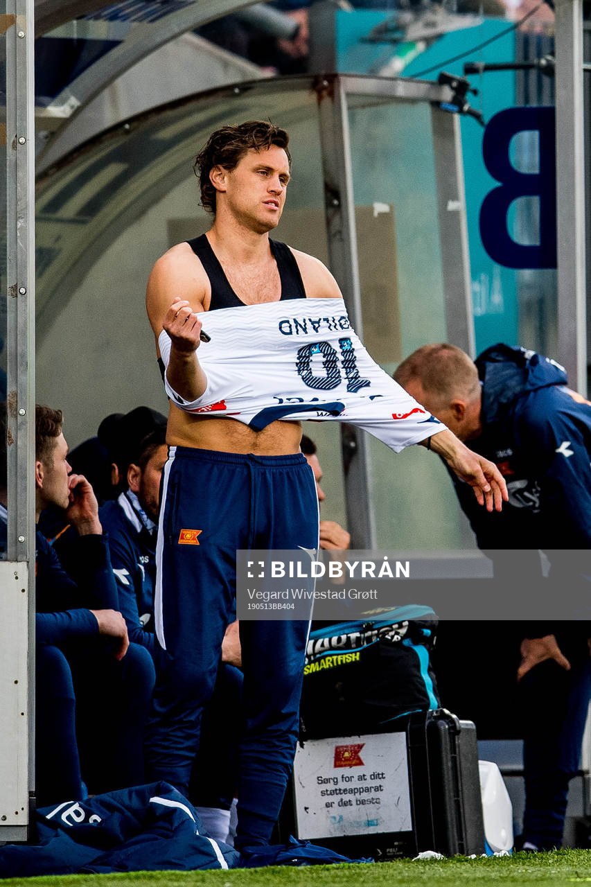 Tommy Høiland of Viking prepares to come