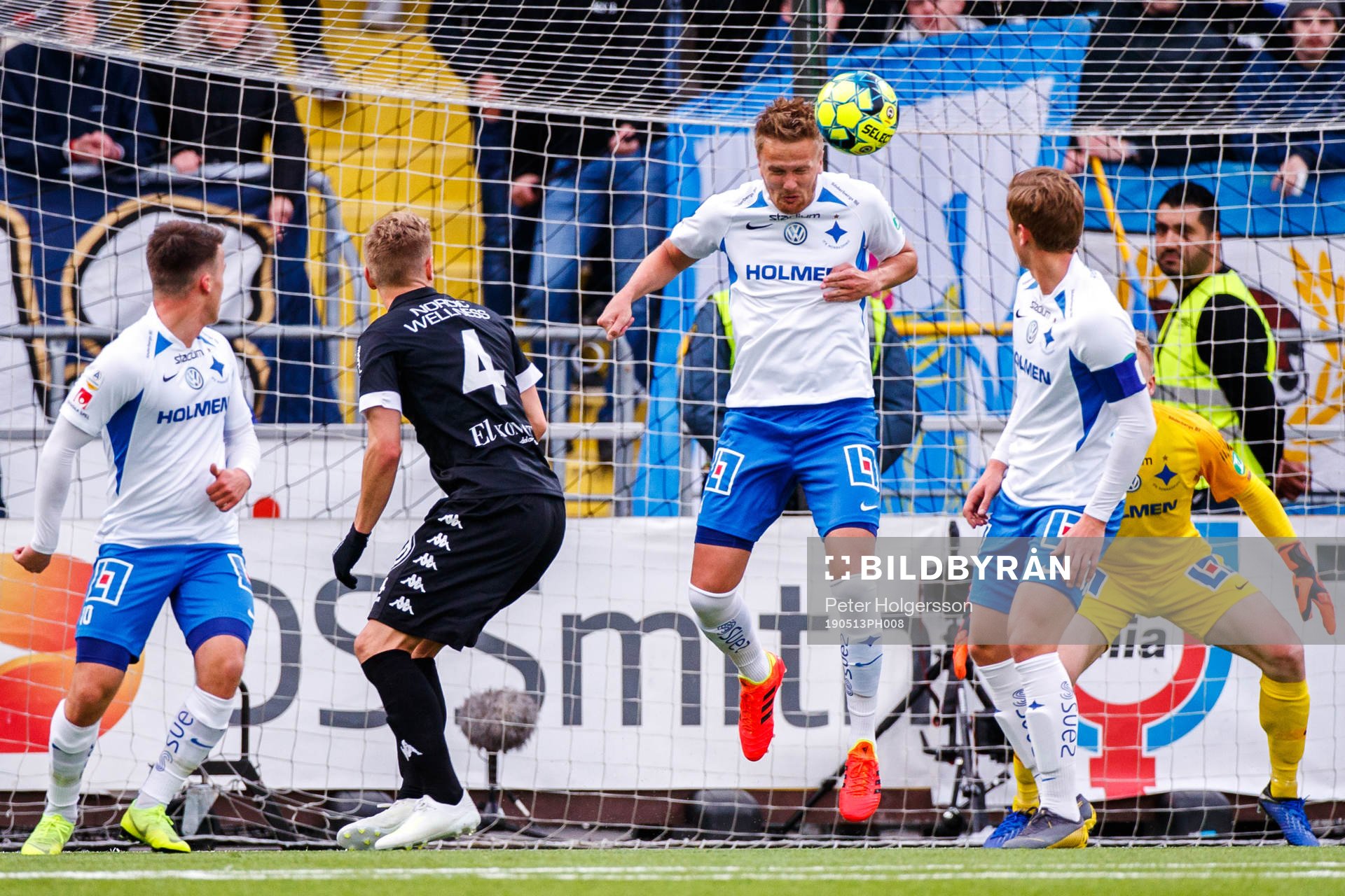 IFK Göteborgs Rasmus Wikström försvarar