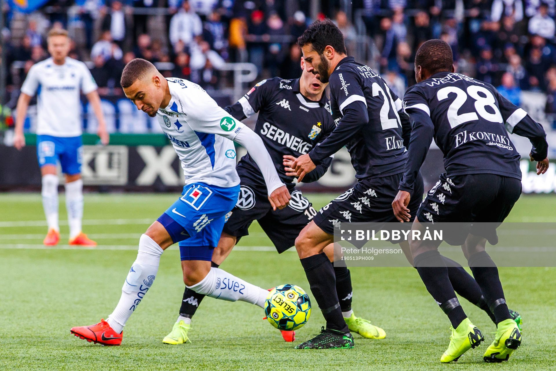 IFK Norrköpings Jordan Larsson i en kamp mot Patrik Karlsson Lagemyr , André Calisir och Alhassan Yusuf Abdullahi under fotbollsmatchen i Allsvenskan mellan IFK Norrköping och IFK Göteborg den 13 maj 2019 i Norrköping.