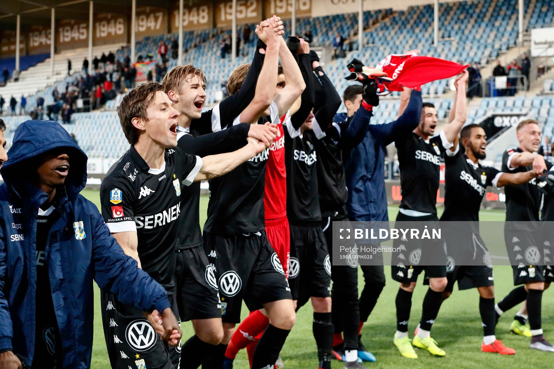 IFK Göteborgs spelare med Lasse Vibe jublar