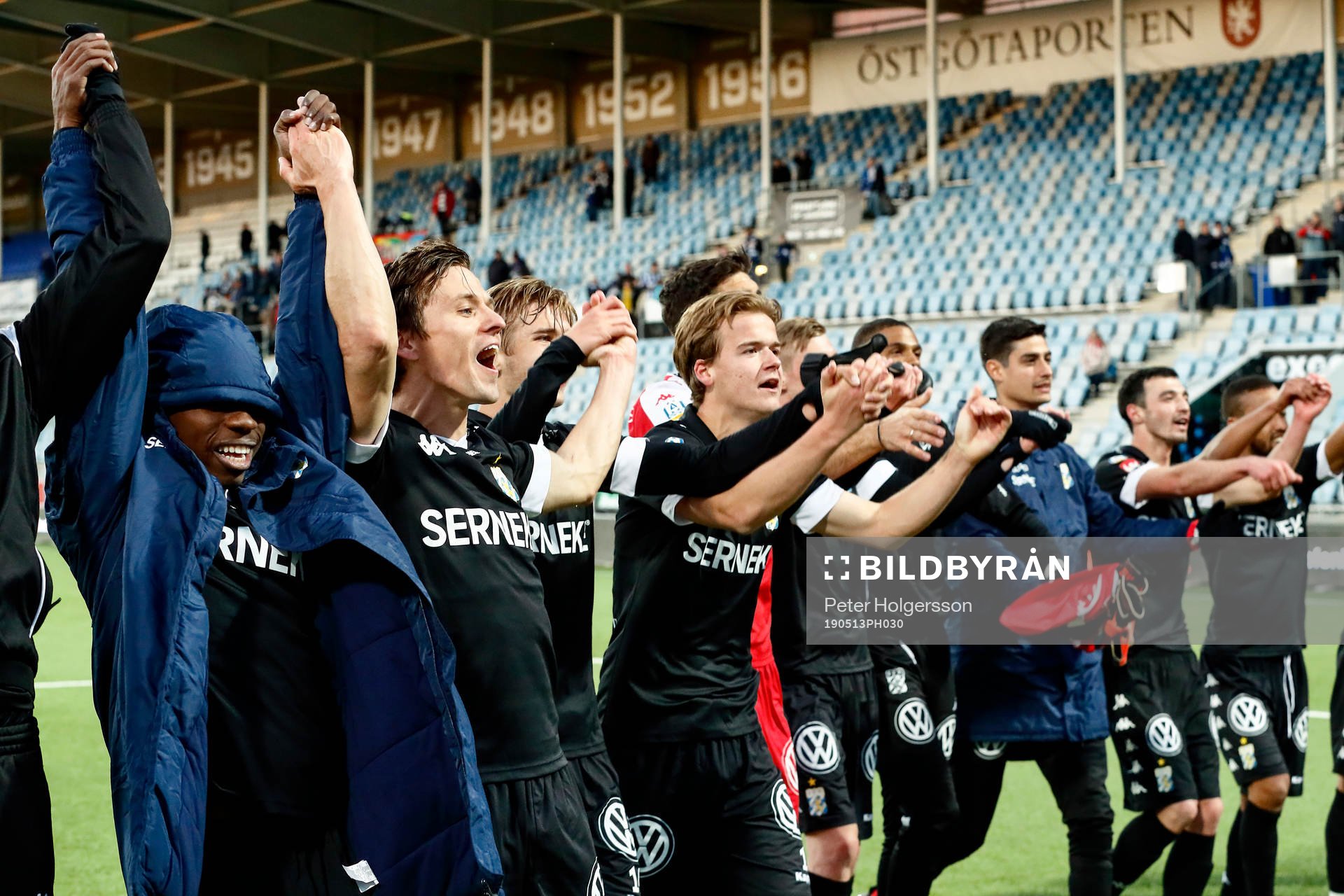 IFK Göteborgs spelare med Lasse Vibe jublar efter segern med 2-1 under fotbollsmatchen i Allsvenskan mellan IFK Norrköping och IFK Göteborg den 13 maj 2019 i Norrköping.