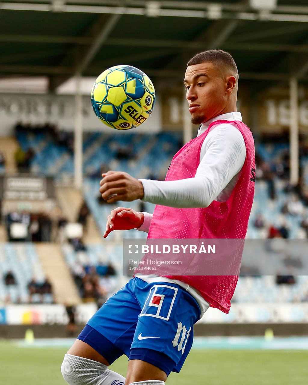 IFK Norrköpings Jordan Larsson värmer upp